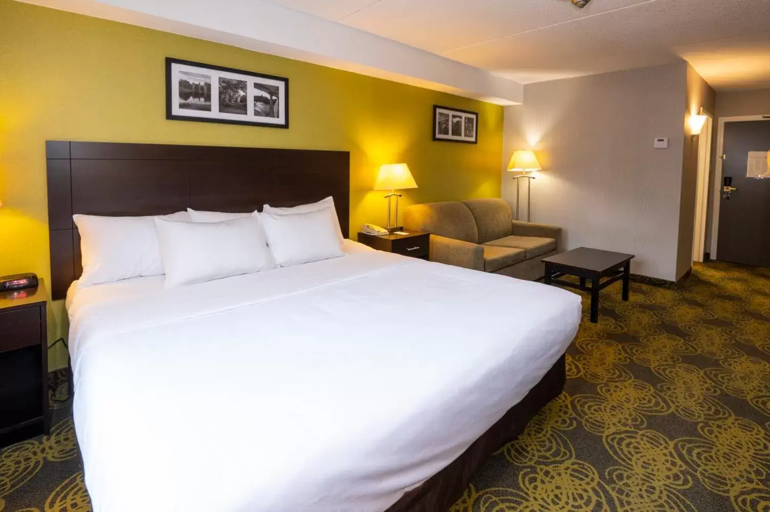 Bed in Comfort Hotel & Suites Peterborough