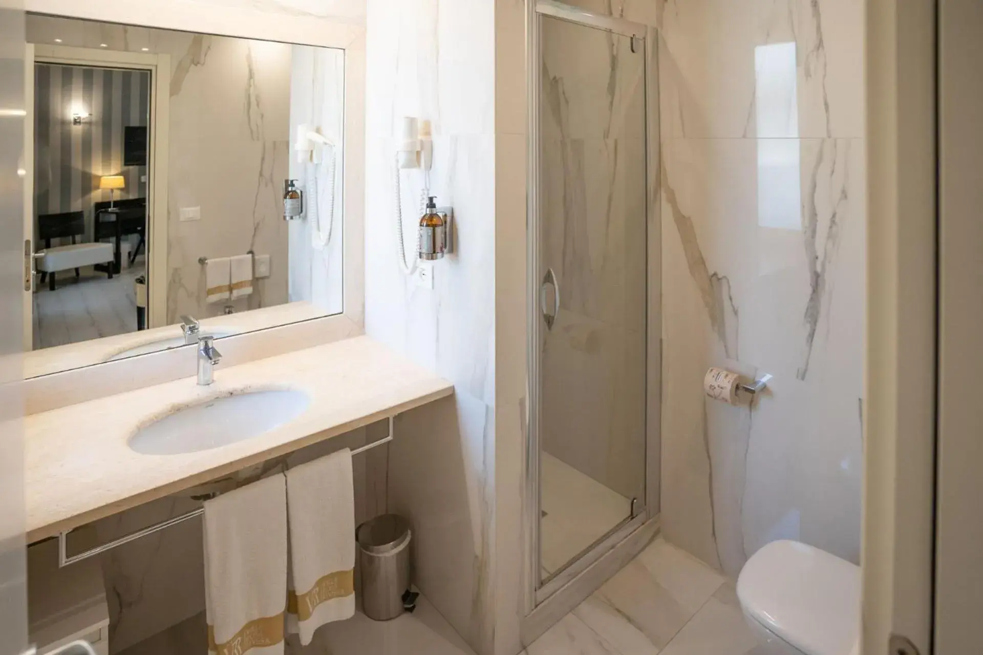 Bathroom in Hotel Villa Rosa Riviera