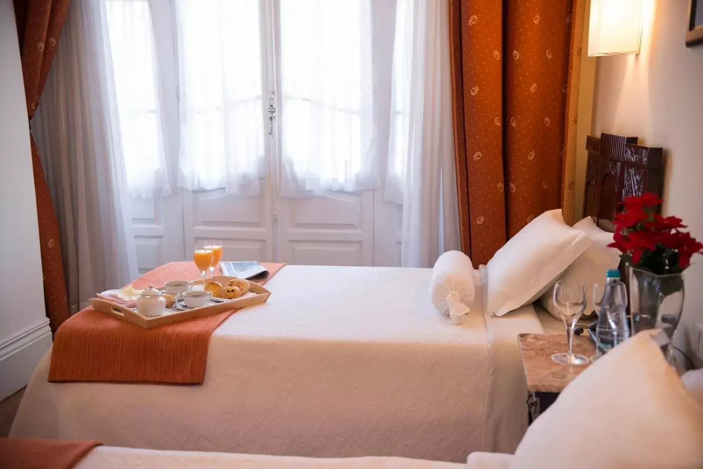 Photo of the whole room in Hotel Aliados Photo of the whole room in Hotel Aliados