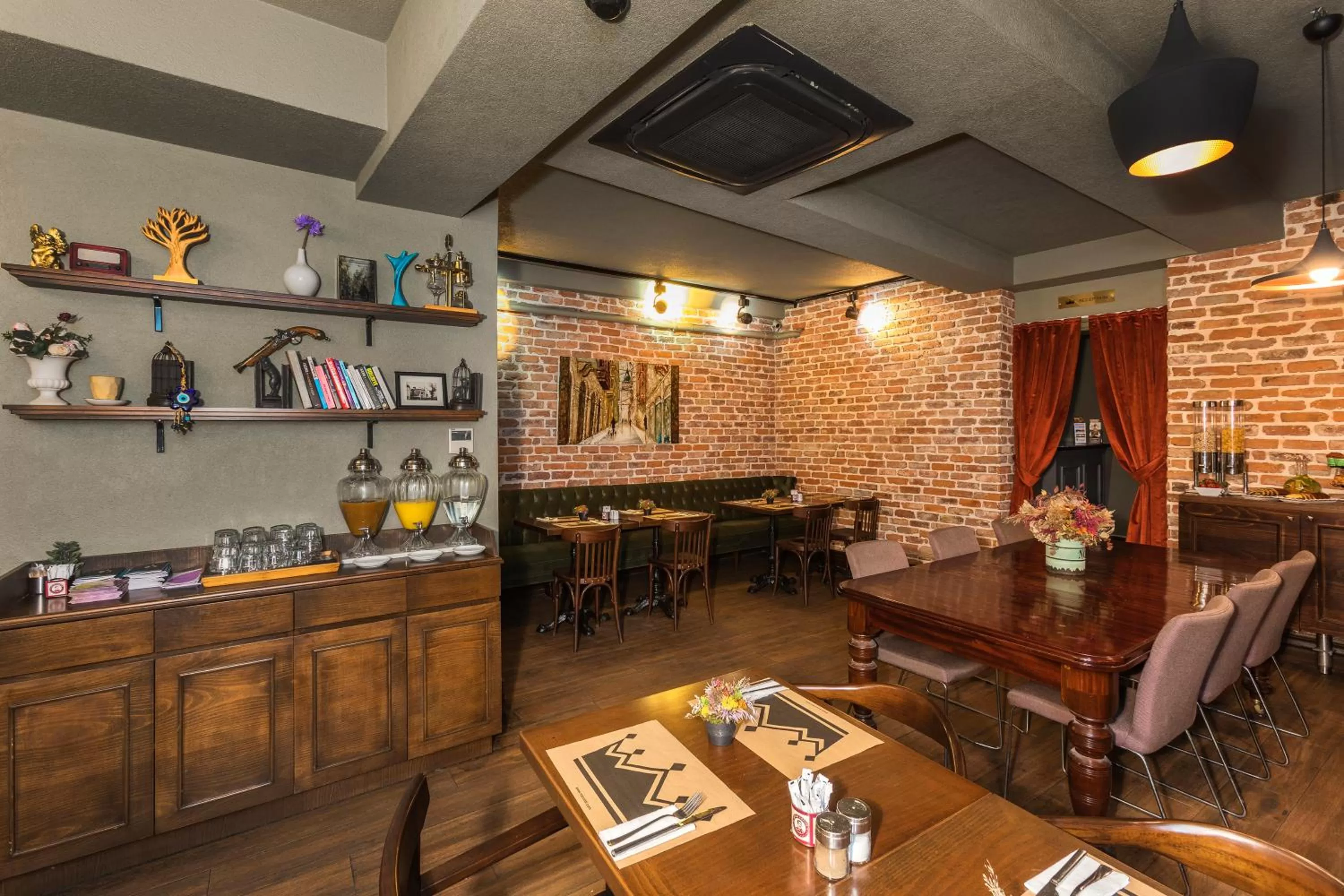 Restaurant/places to eat in Meroddi Galata Mansion