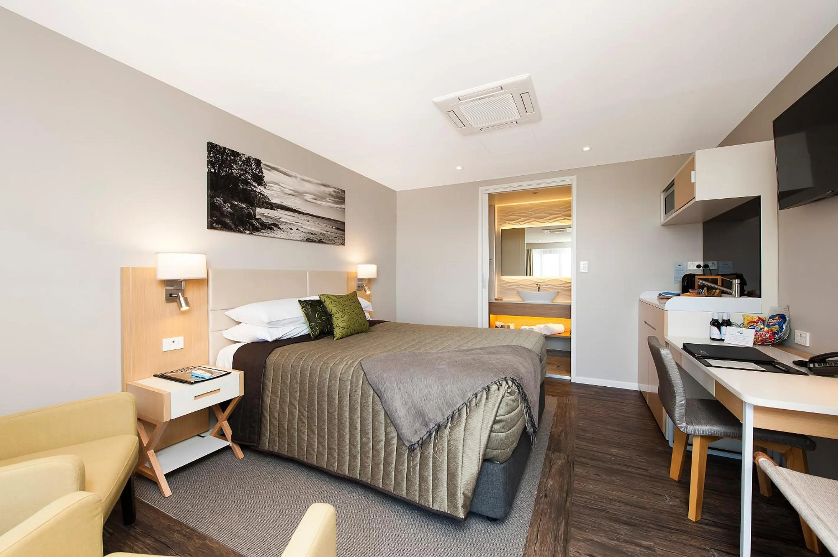 Bathroom, Bed in Allure On Ocean Motel - Mollymook Beach