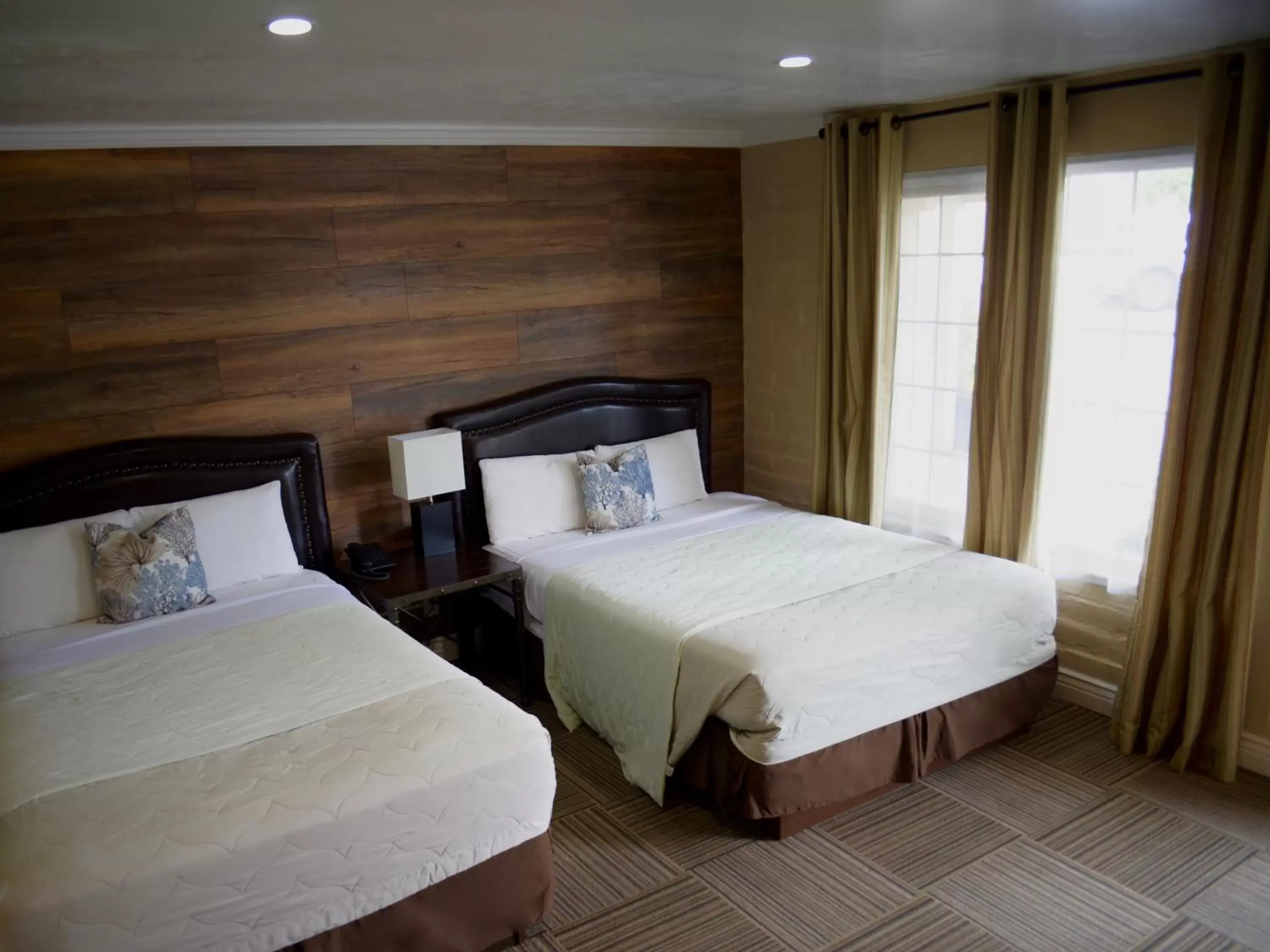 Photo of the whole room, Bed in Inn By the Bay Monterey