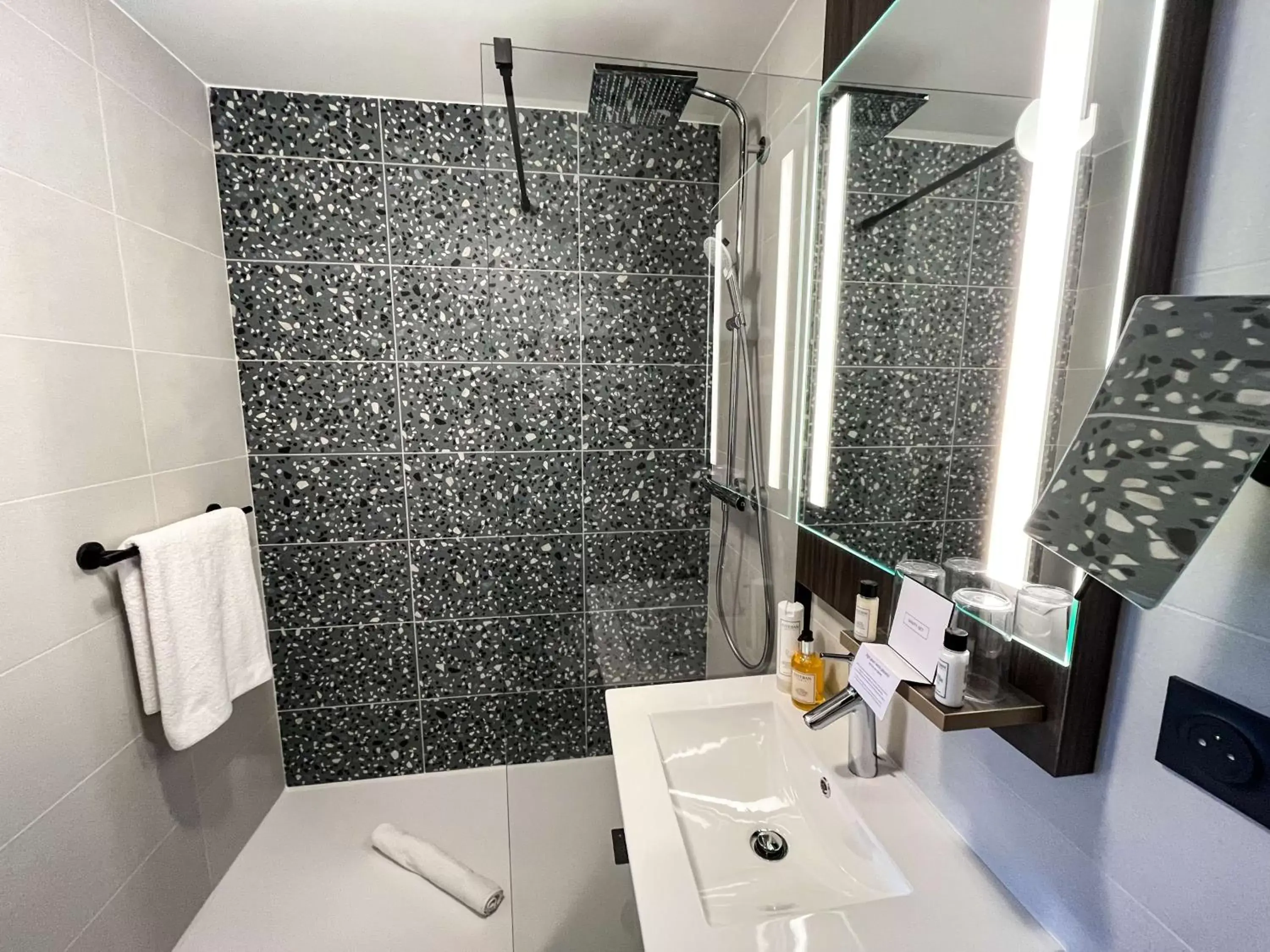 Shower, Bathroom in Best Western Plus l'Artist Hotel