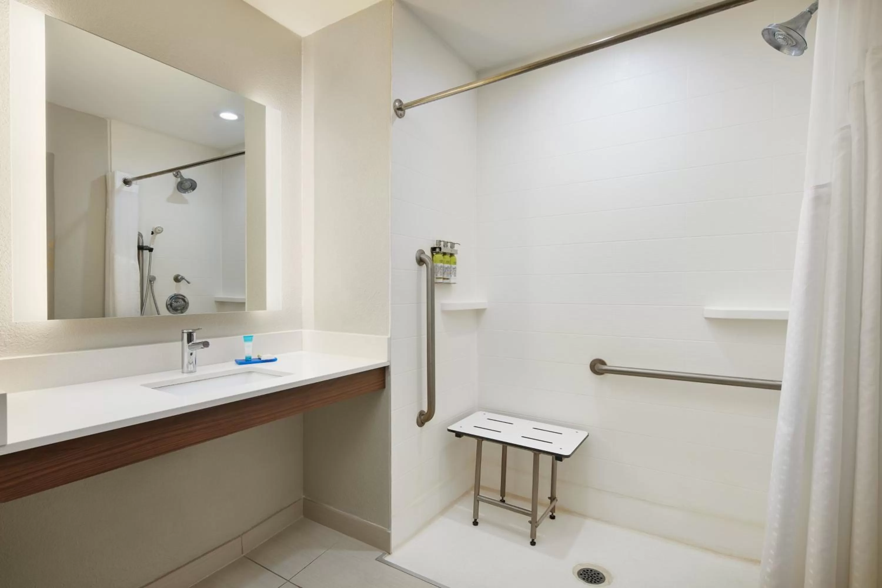 Photo of the whole room in Holiday Inn Express & Suites Bonifay by IHG