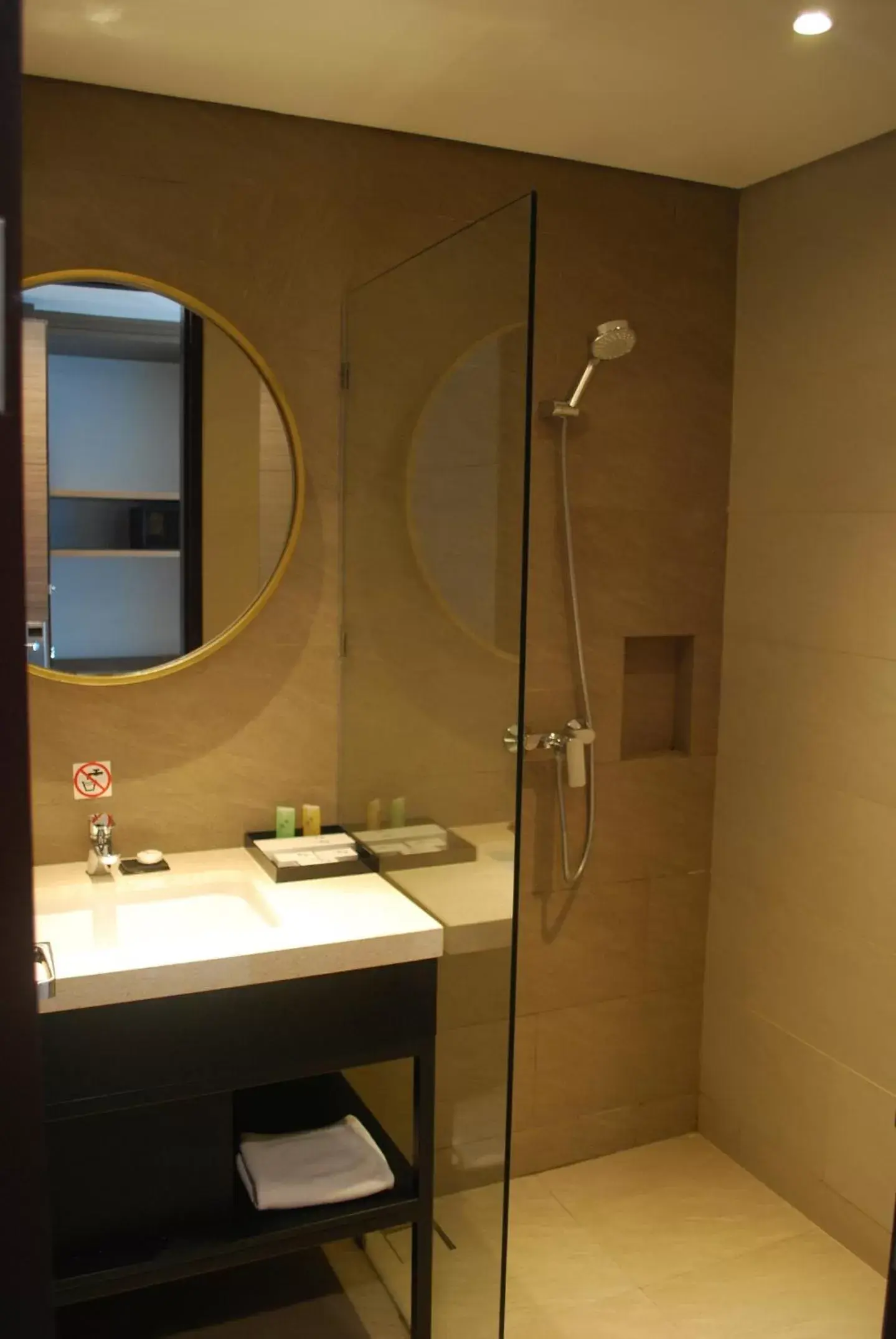 Bathroom in Swiss-Belinn Airport Surabaya