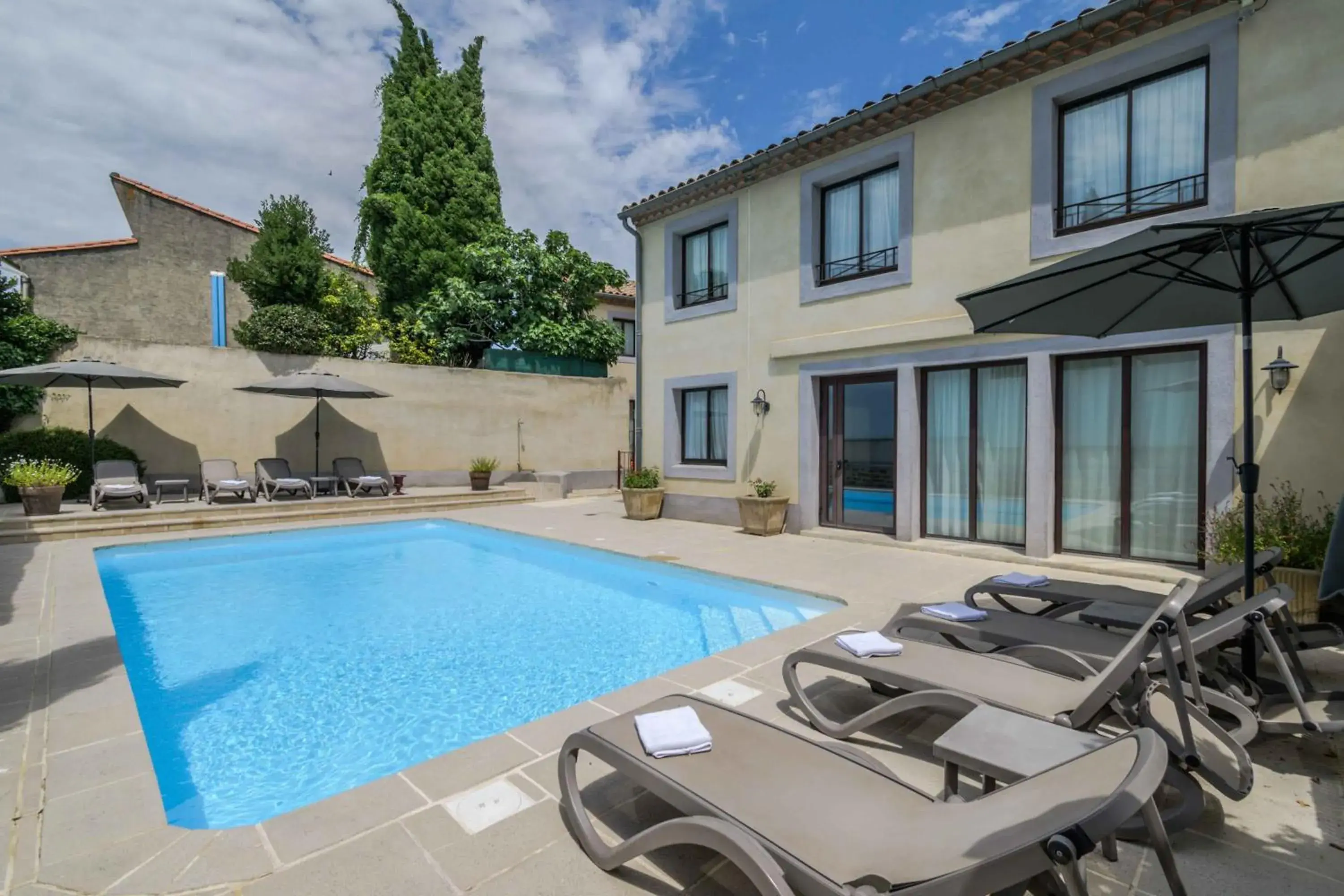 Patio, Swimming Pool in Hotel l'Aragon