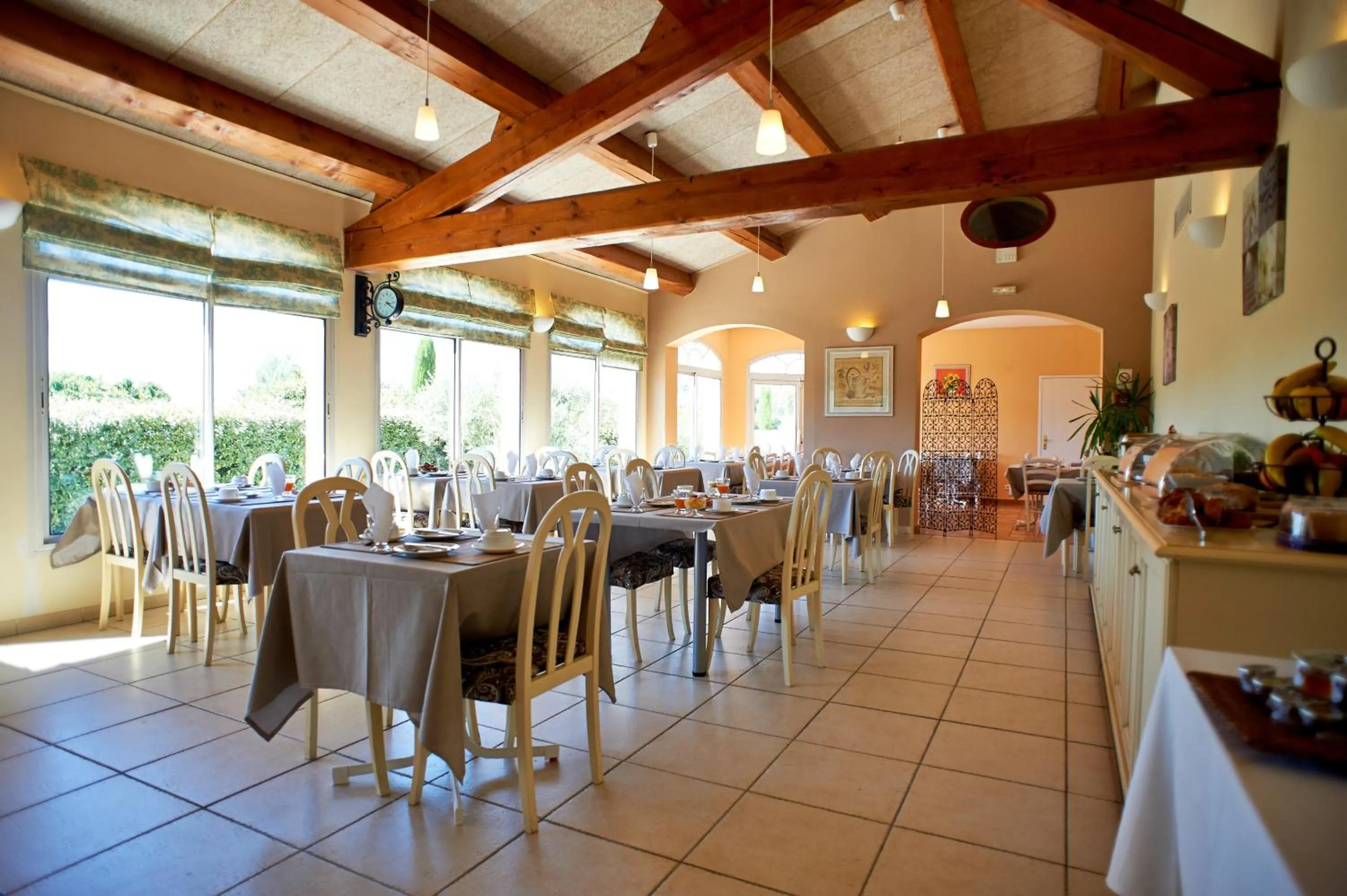 Restaurant/places to eat in Residhotel Golf Grand Avignon