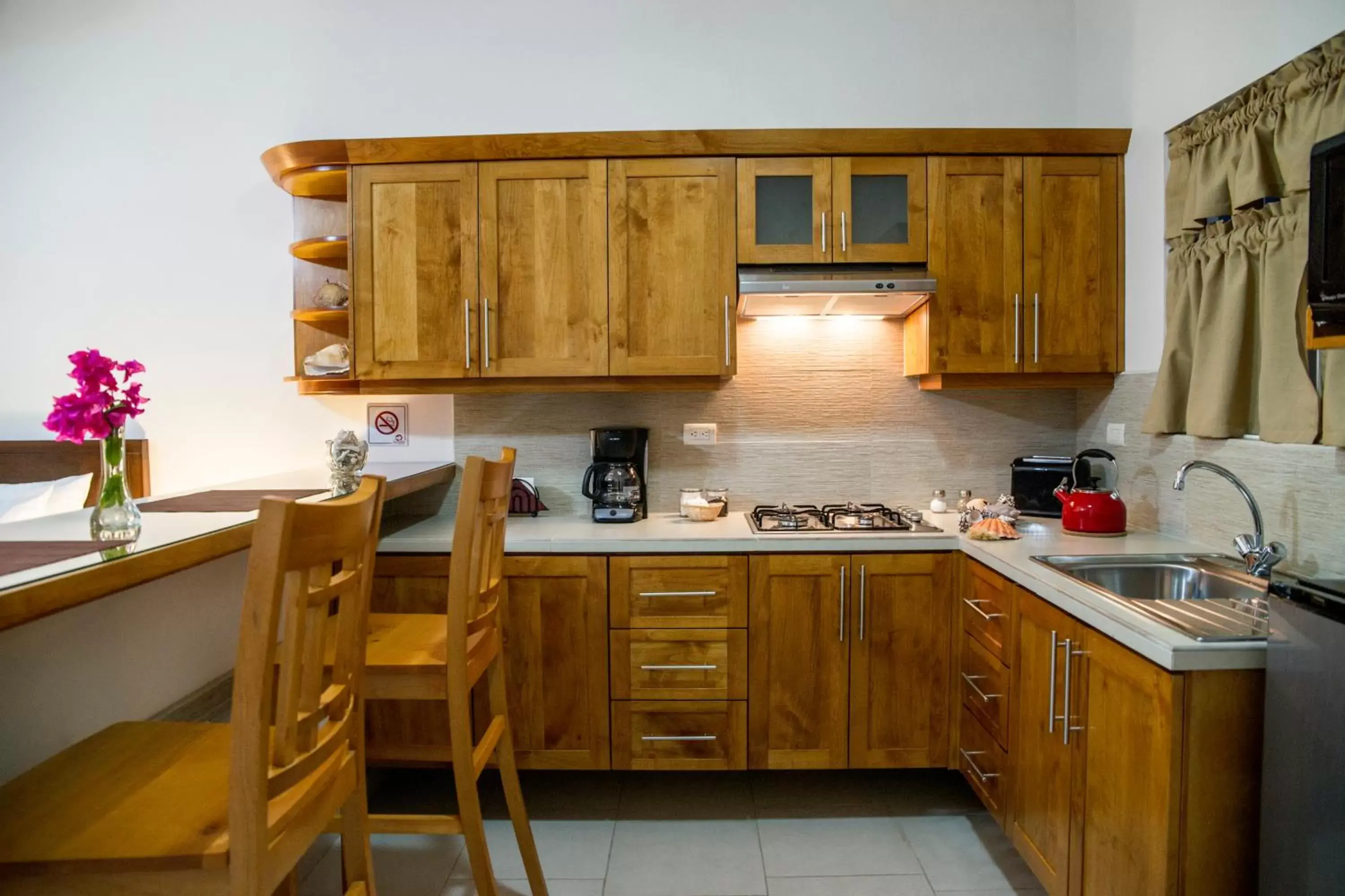 Decorative detail, Kitchen/Kitchenette in Bugambilias Suites