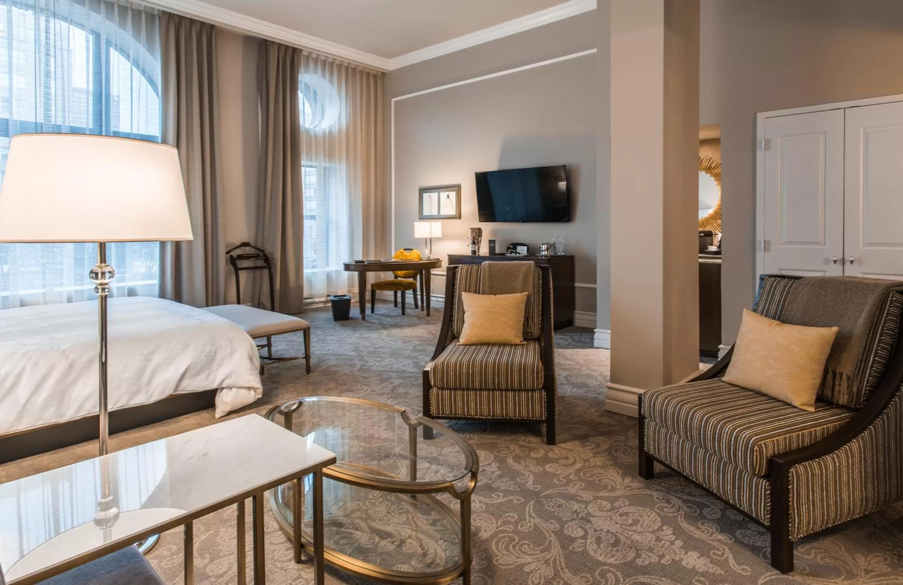 Photo of the whole room, Bed in Hôtel Birks Montréal