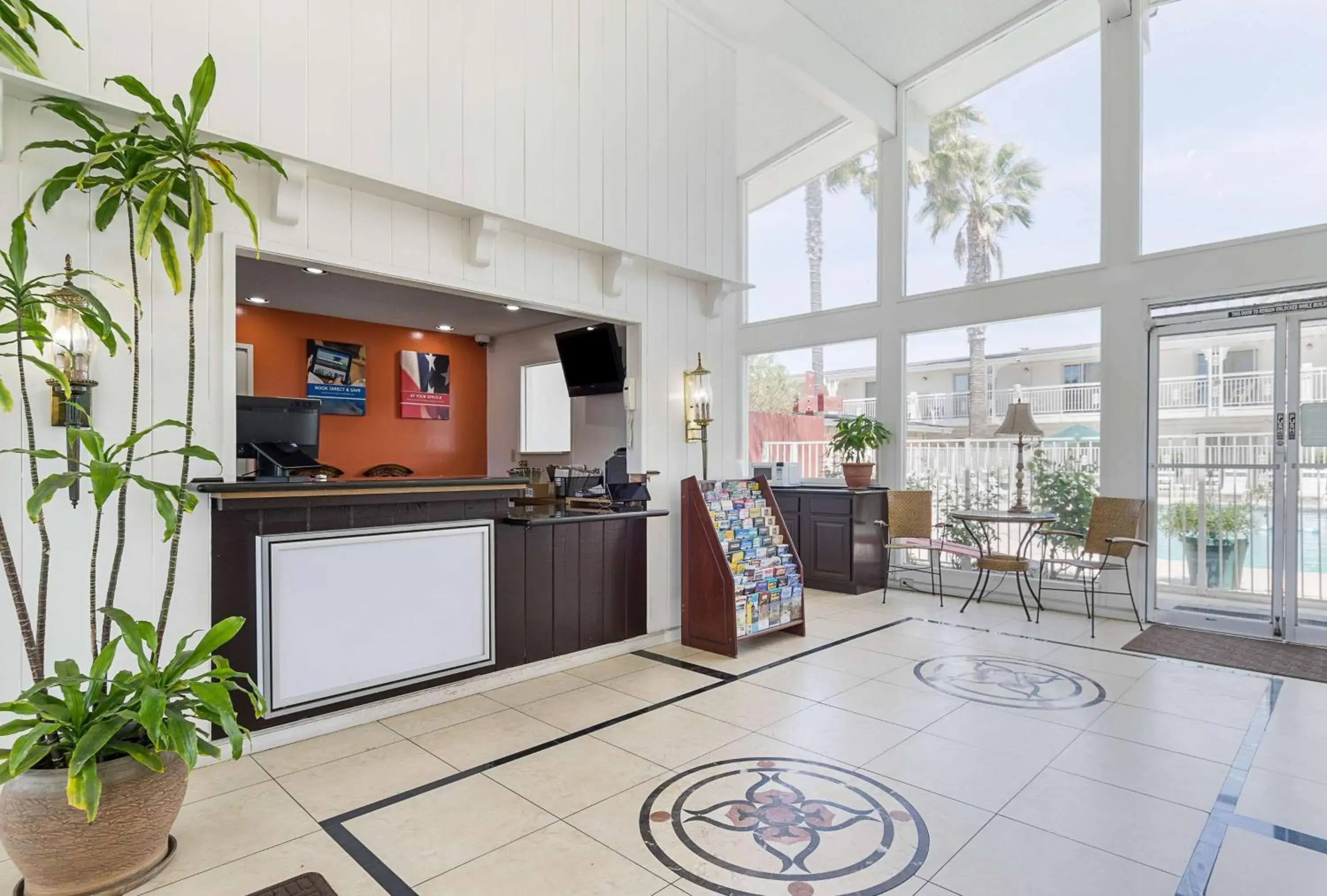 Library, Lobby/Reception in Motel 6-Santa Maria, CA - South