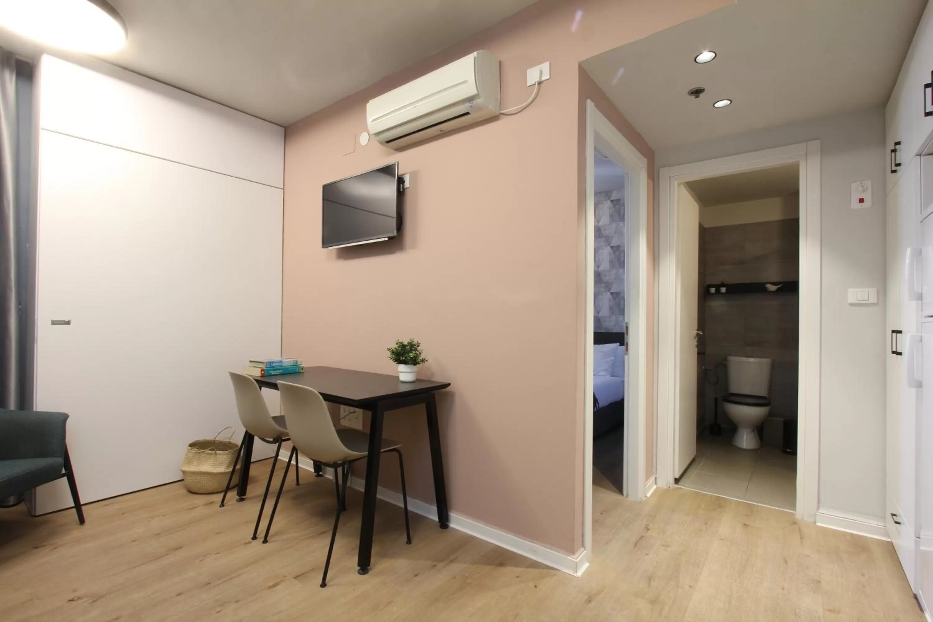 TV and multimedia in דירות גני תערוכה - TLV university apartments near Expo by Sea N' Rent