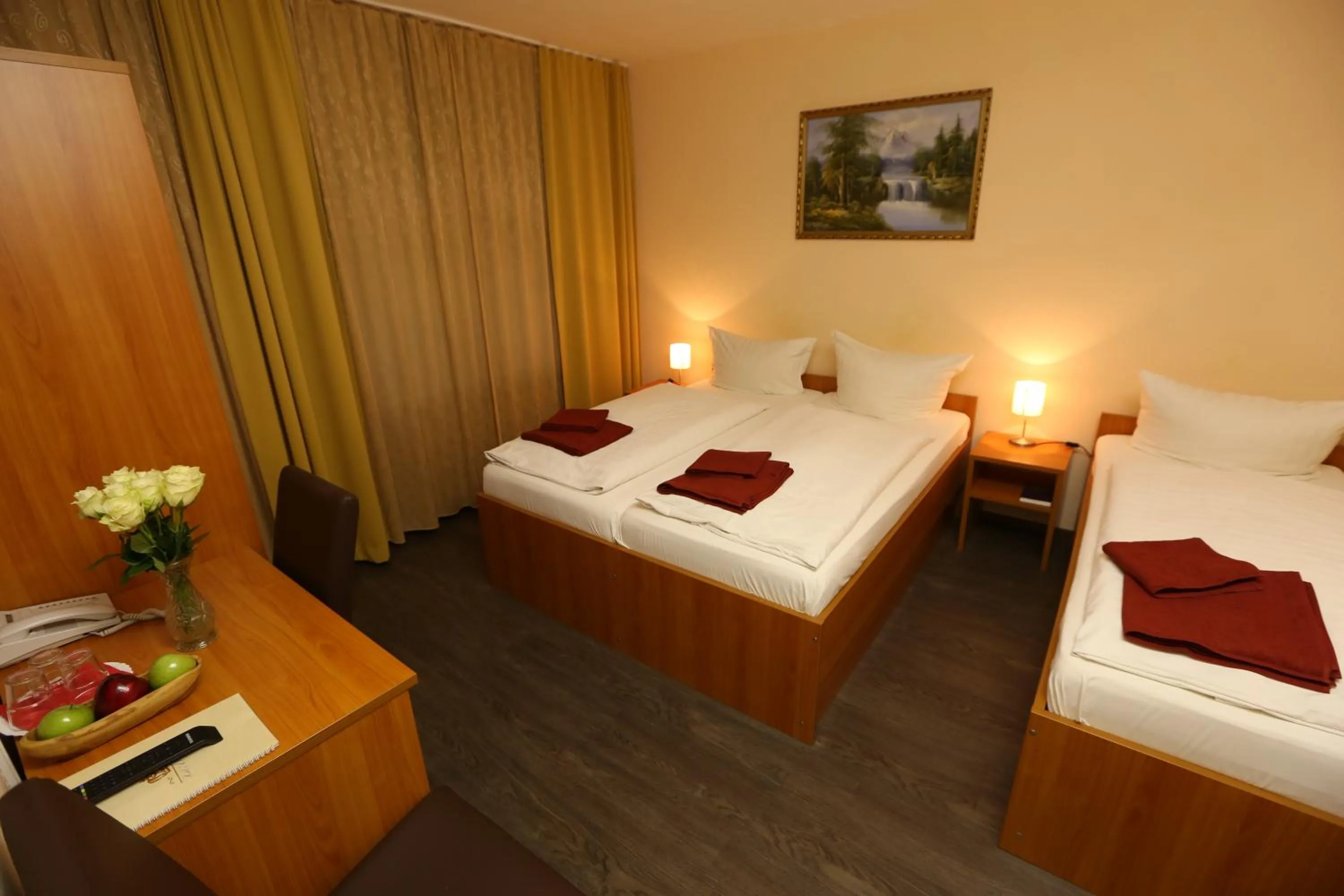 Photo of the whole room, Bed in Hotel AI Königshof