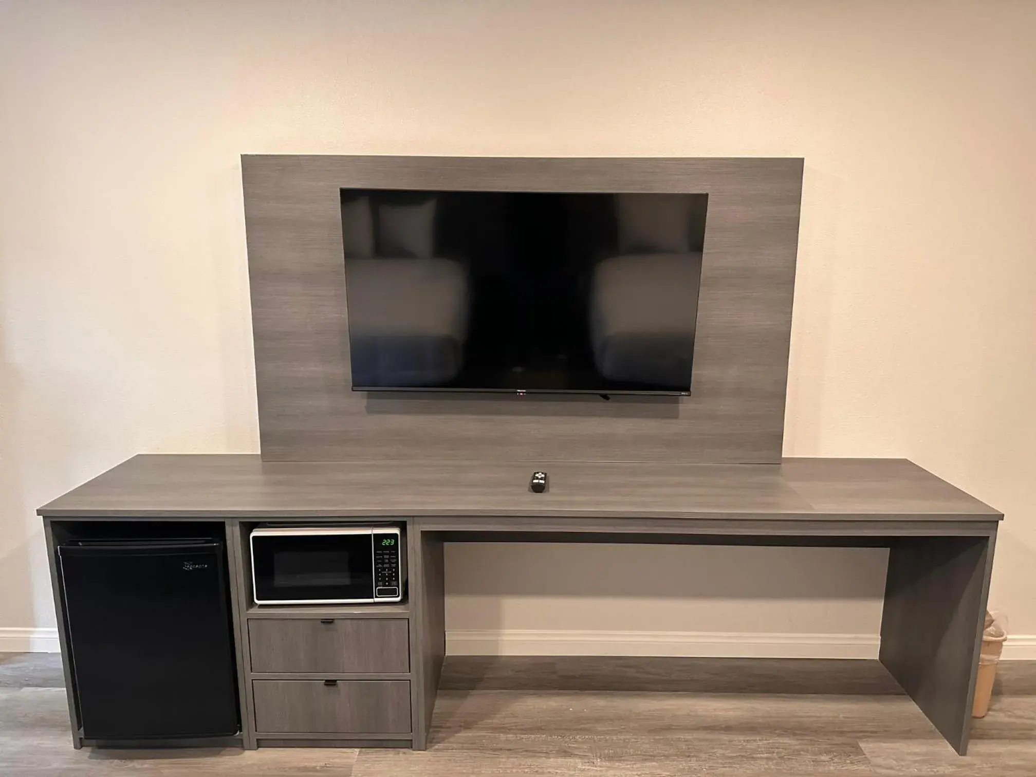 TV/Entertainment Center in Five Star Inn