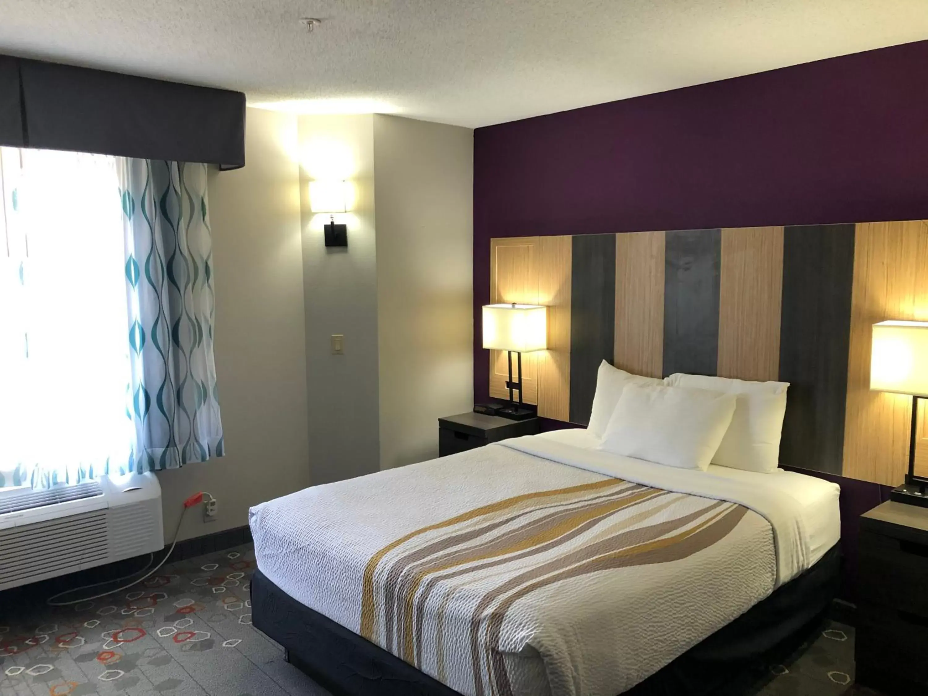 Bedroom, Bed in La Quinta by Wyndham Minneapolis Northwest