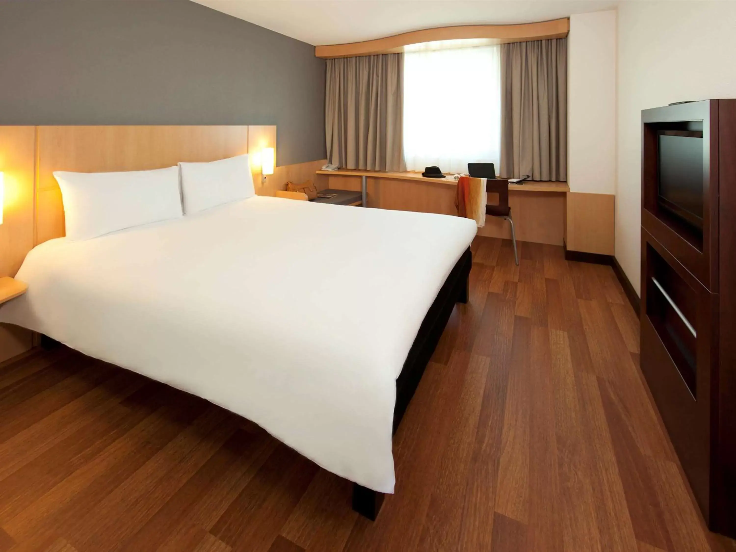 Photo of the whole room, Bed in ibis Genève Centre Nations