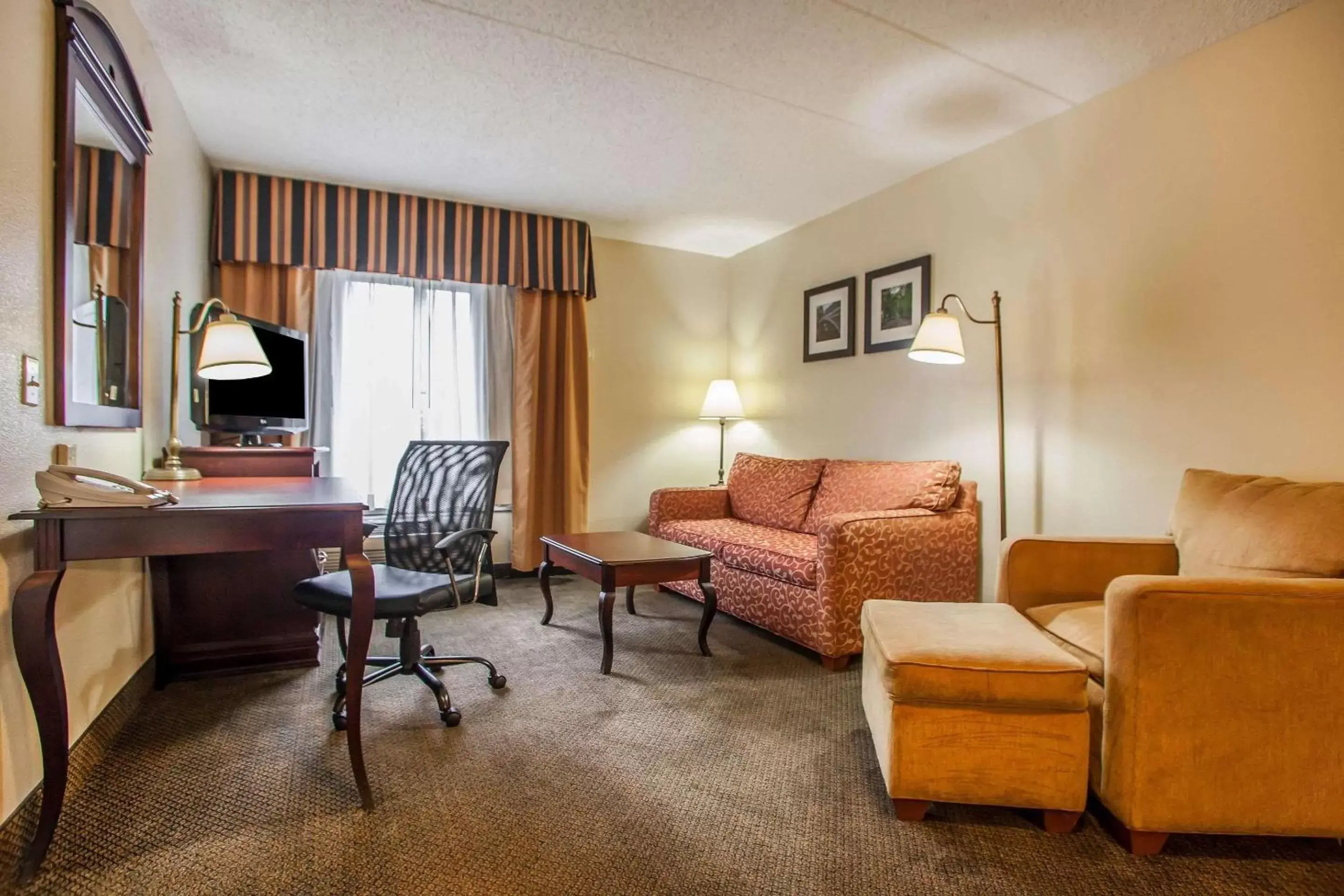Photo of the whole room, Seating Area in Comfort Inn & Suites Somerset - New Brunswick