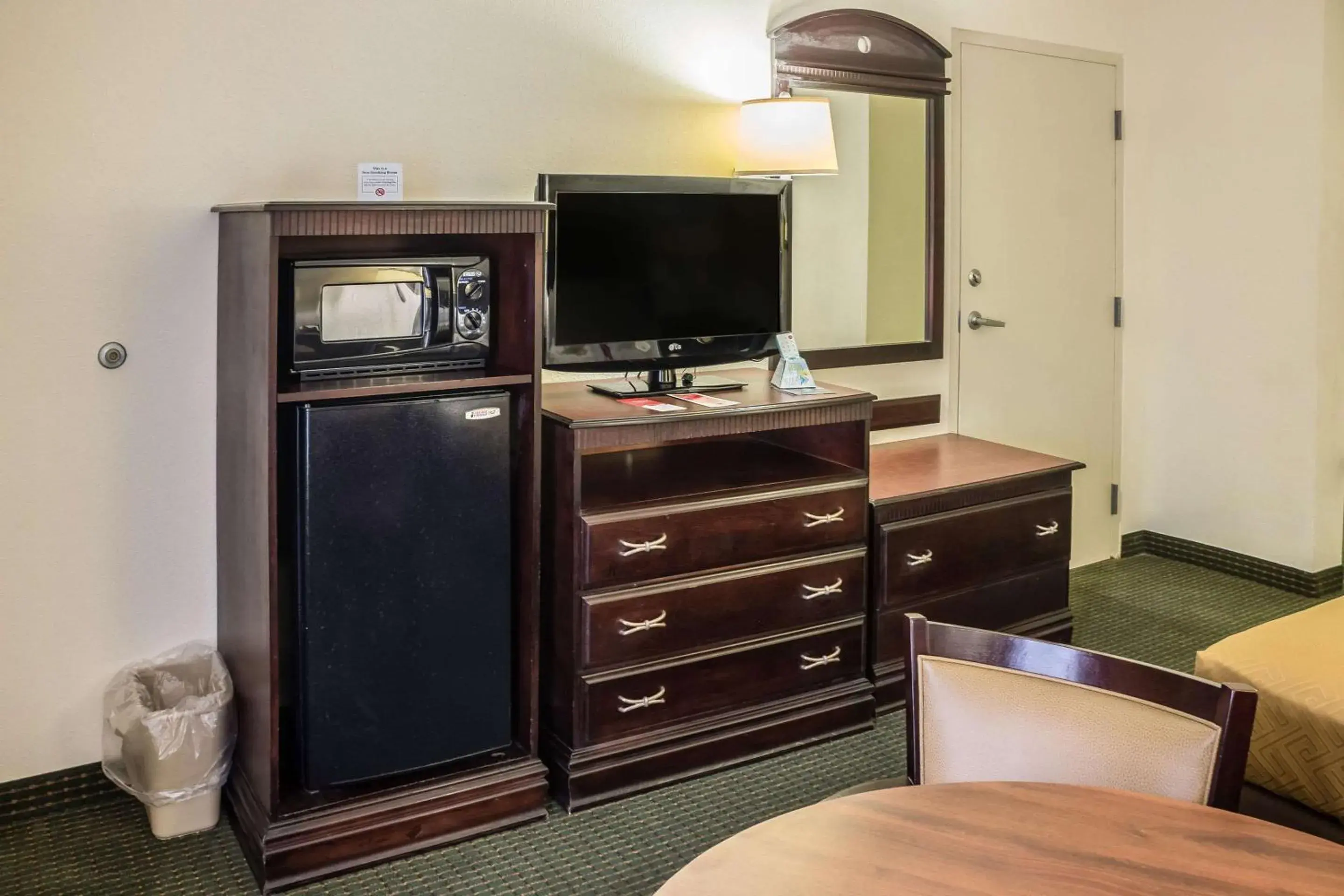 Photo of the whole room, TV/Entertainment Center in Econo Lodge Palm Coast