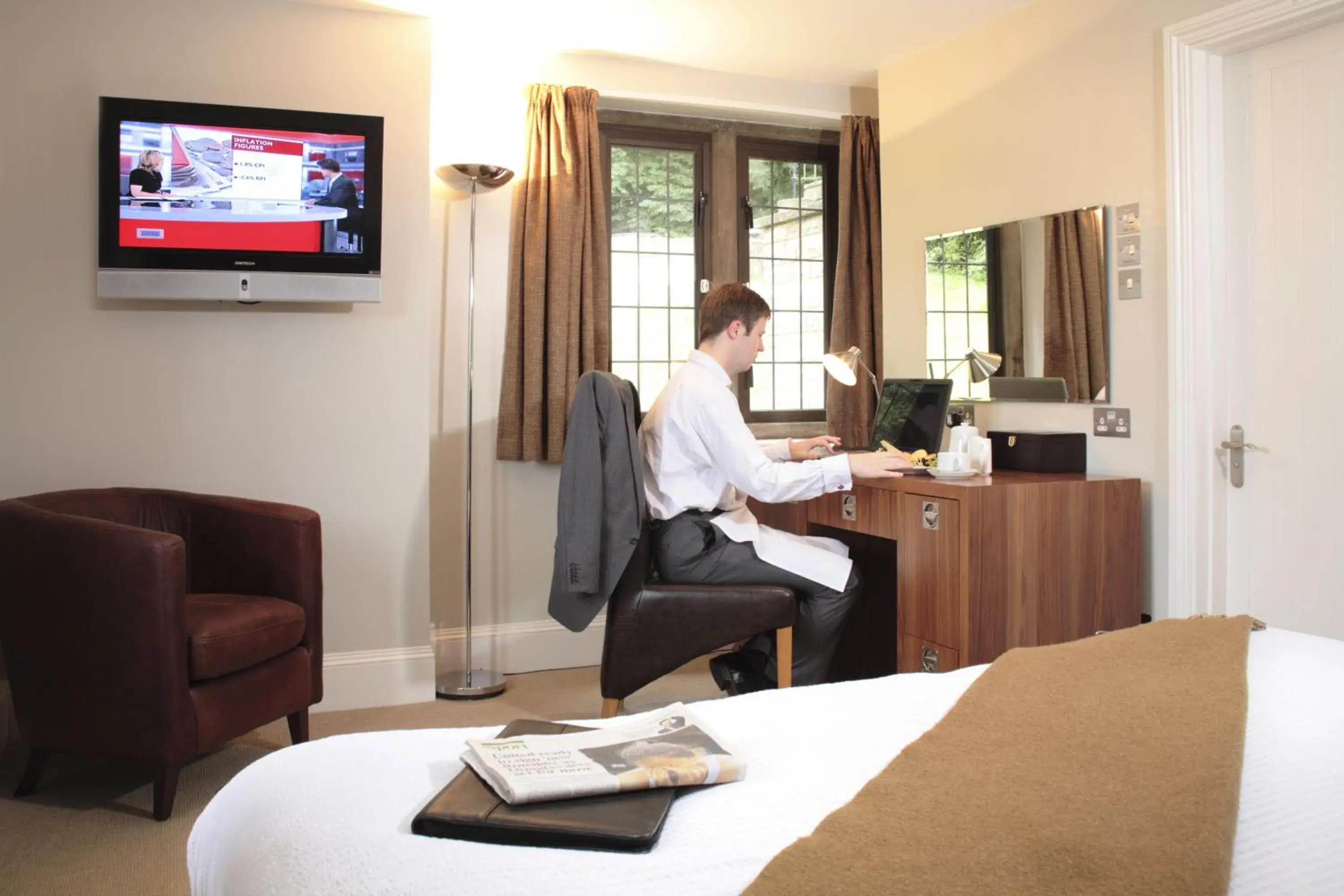 Bed, TV/Entertainment Center in Hatton Court Hotel