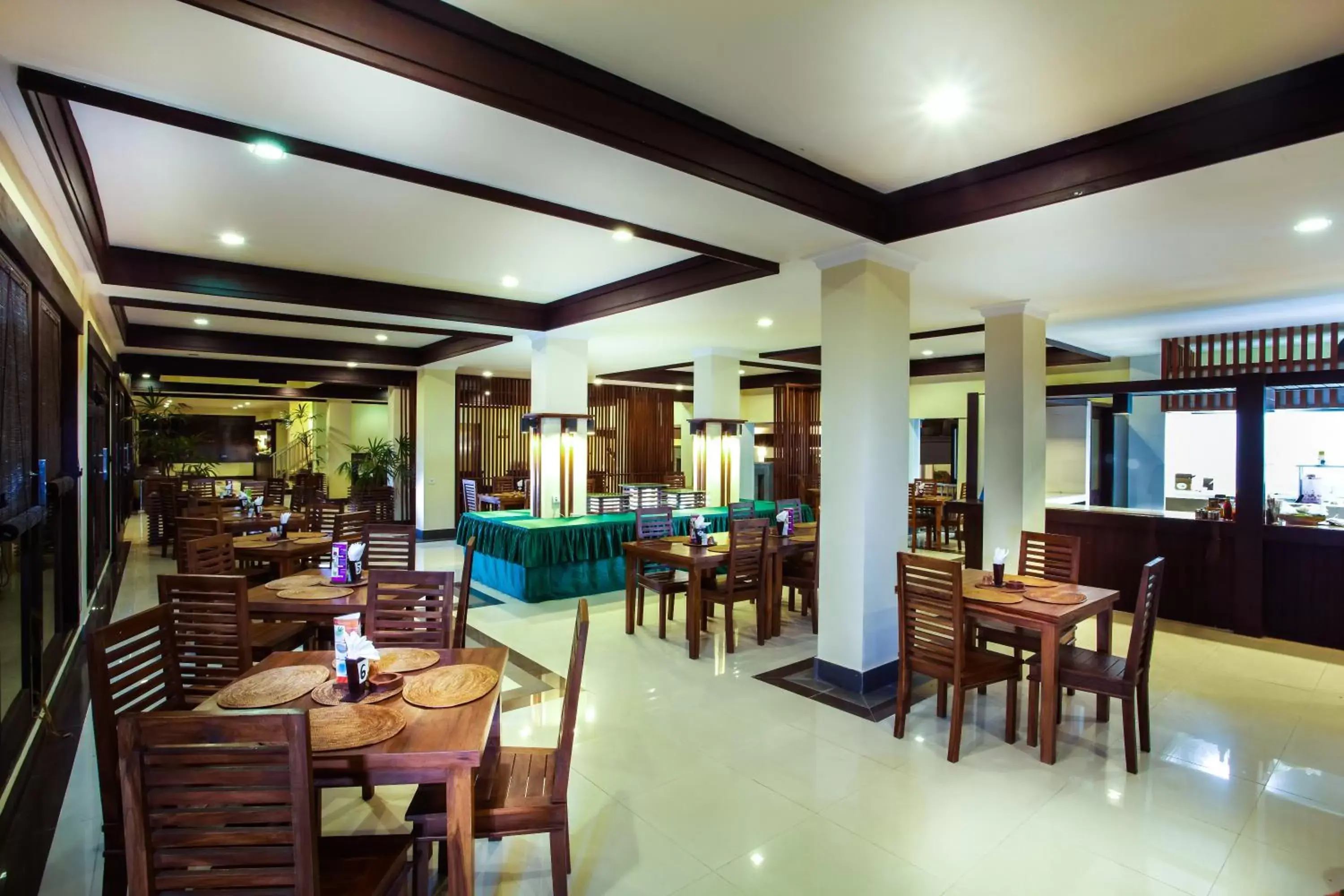 Restaurant/Places to Eat in Champlung Mas Hotel Legian, Kuta