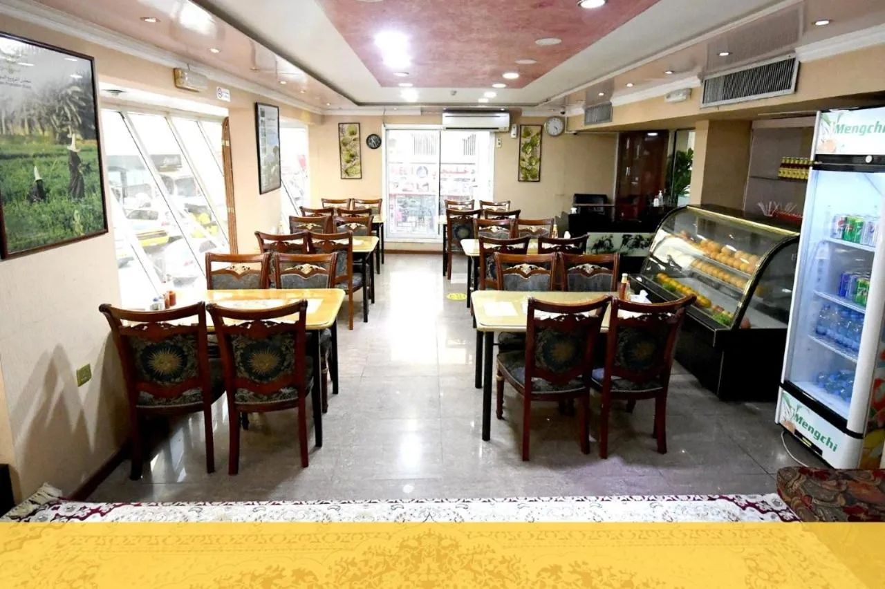 Restaurant/places to eat in Maaeen Hotel