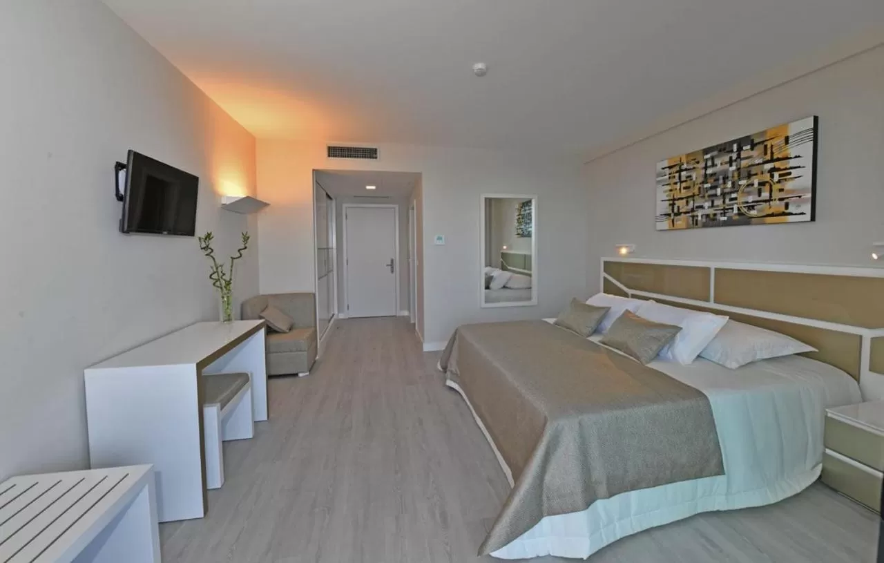 Bedroom, Bed in Calamar Hotel