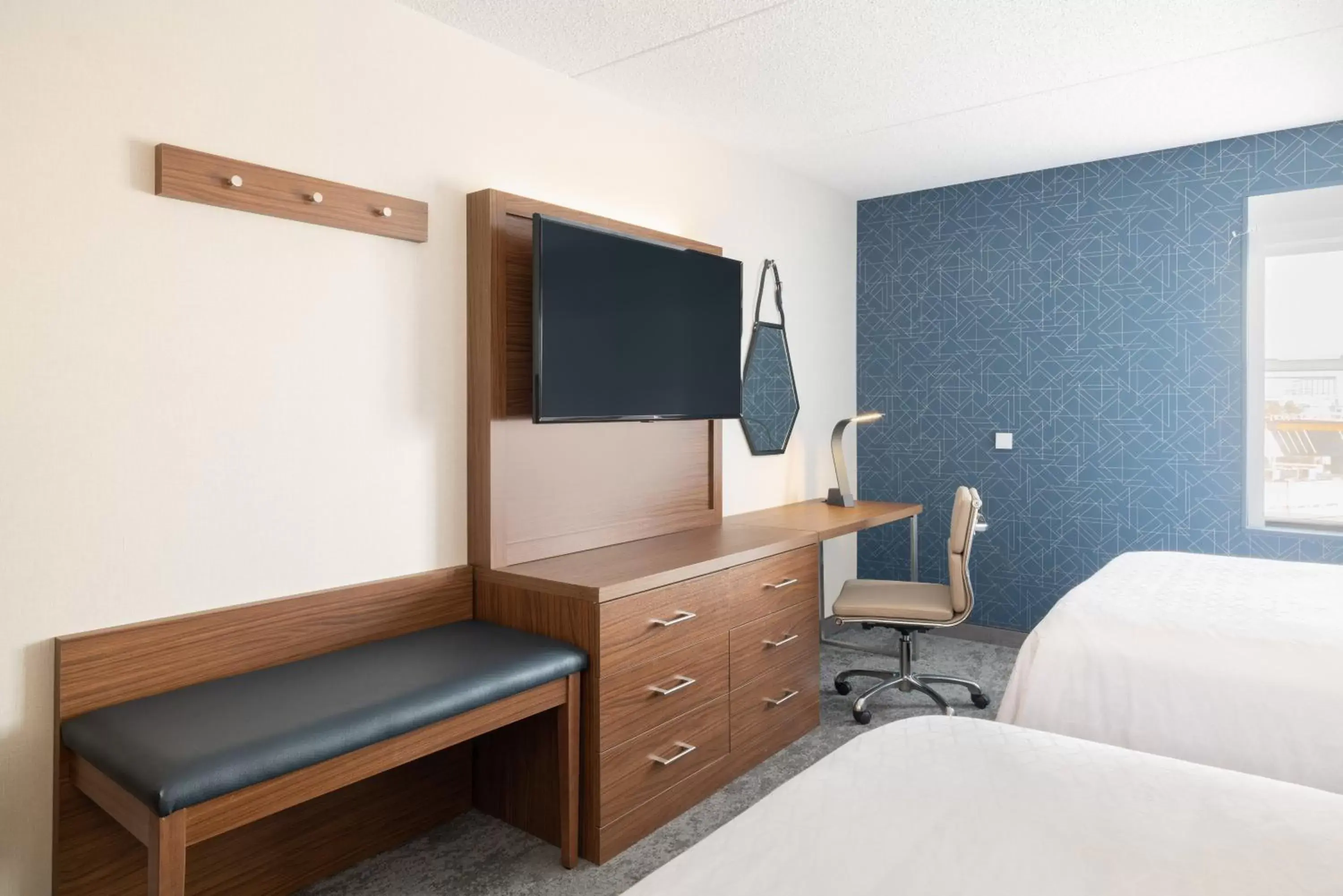 Photo of the whole room, Bed in Holiday Inn Express & Suites Boston - Cambridge, an IHG Hotel