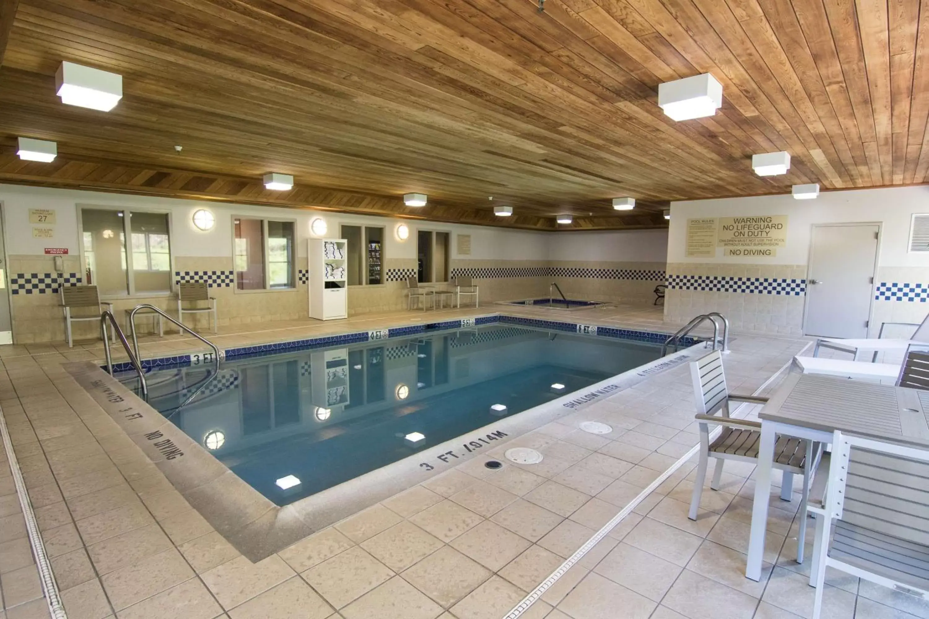 Pool view, Swimming Pool in Country Inn & Suites by Radisson, Lehighton (Jim Thorpe), PA