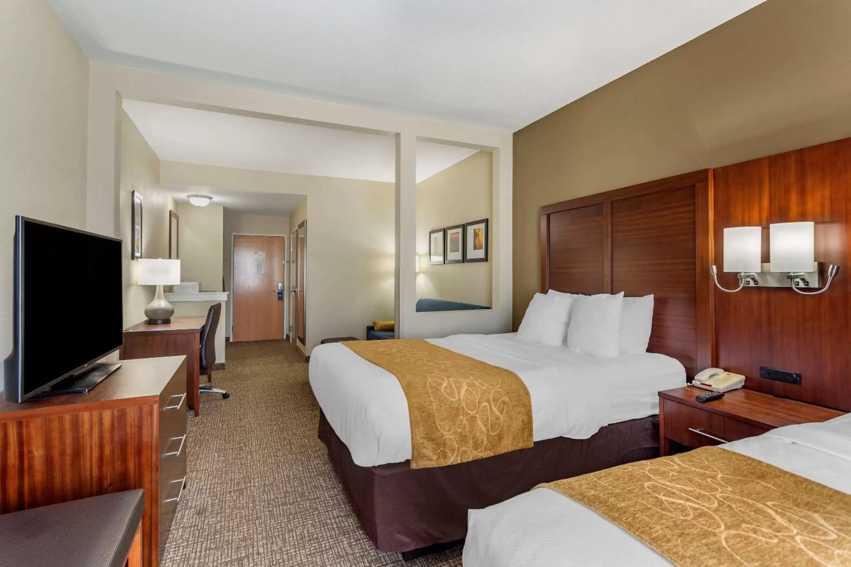 Photo of the whole room, Bed in Comfort Suites At Rivergate Mall