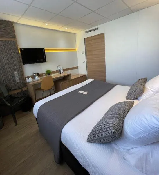 Photo of the whole room, Bed in The Originals Boutique, Hôtel Neptune, Montpellier Sud