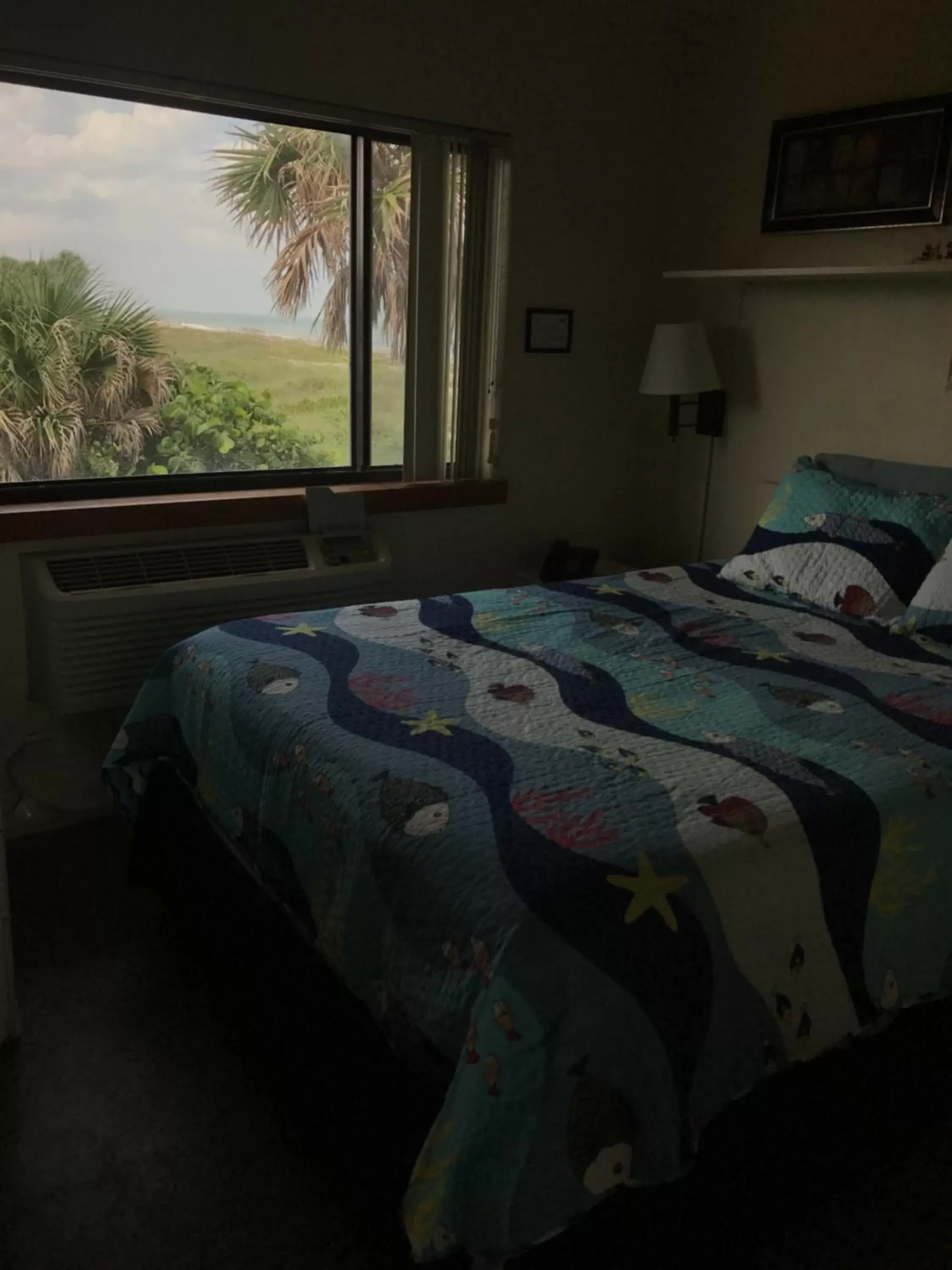Property building, Bed in South Beach Inn - Cocoa Beach