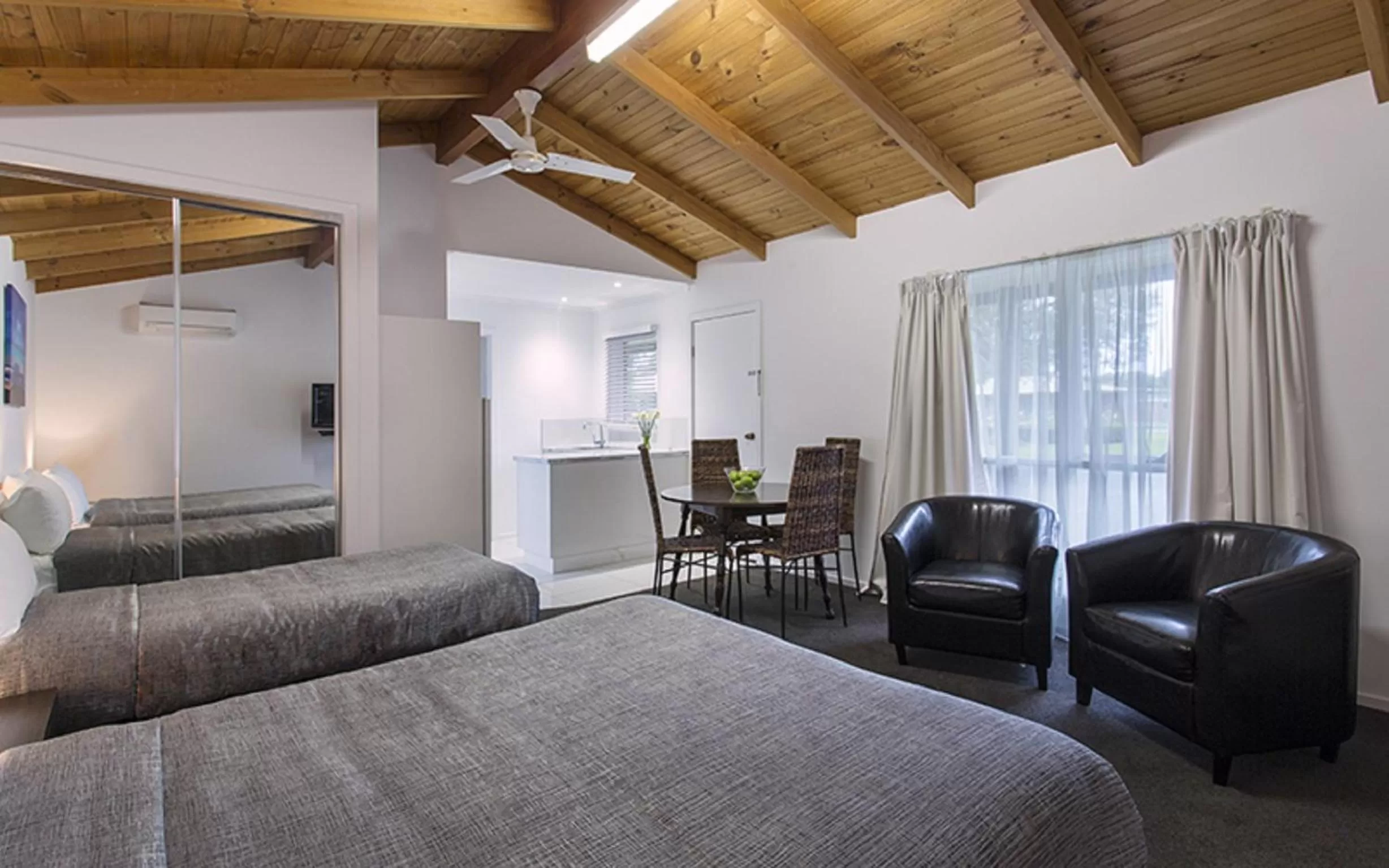 Kitchen or kitchenette, Bed in Best Western Colonial Village Motel