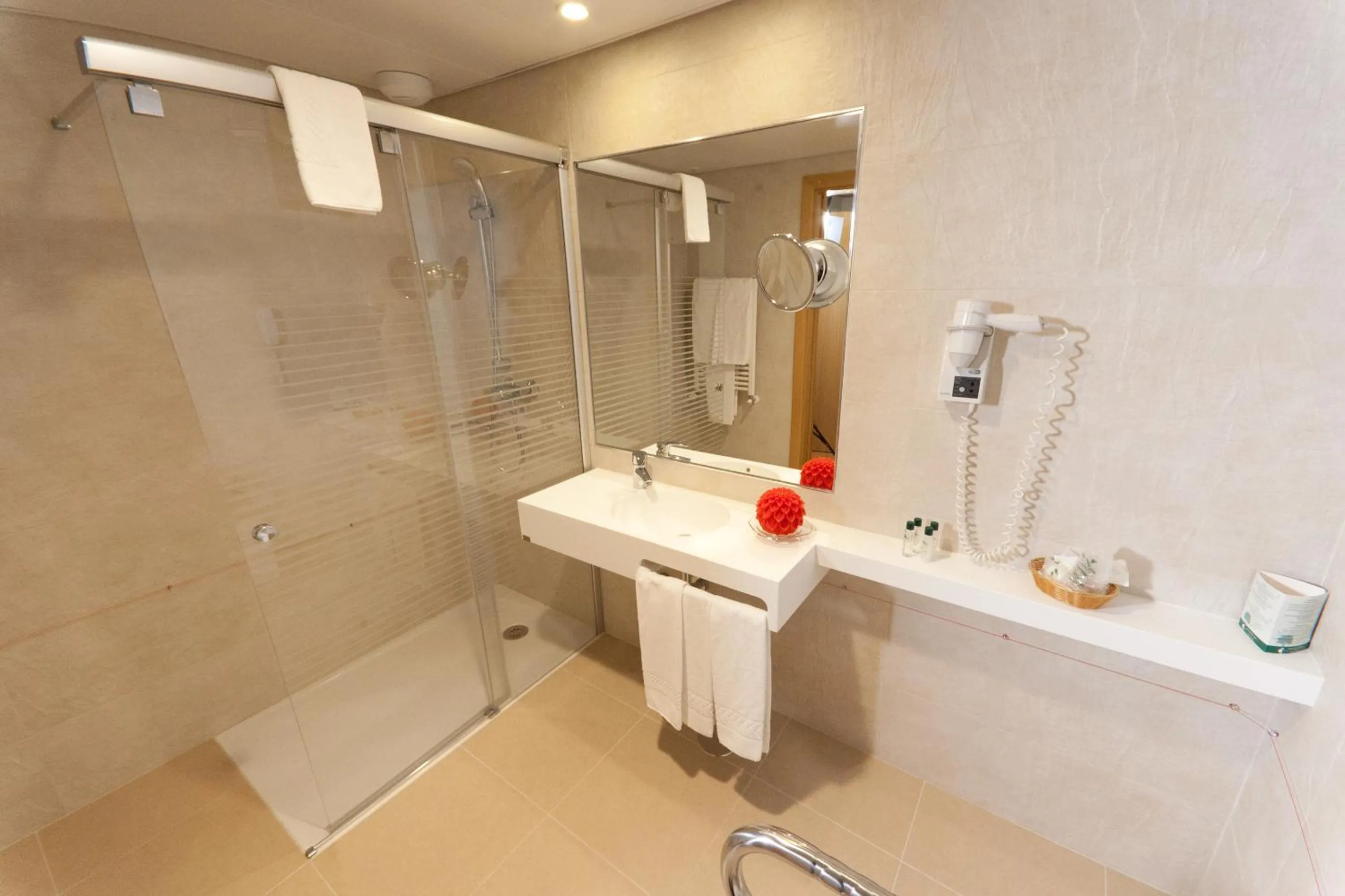 Bathroom in Hotel Cinquentenario & Conference Center