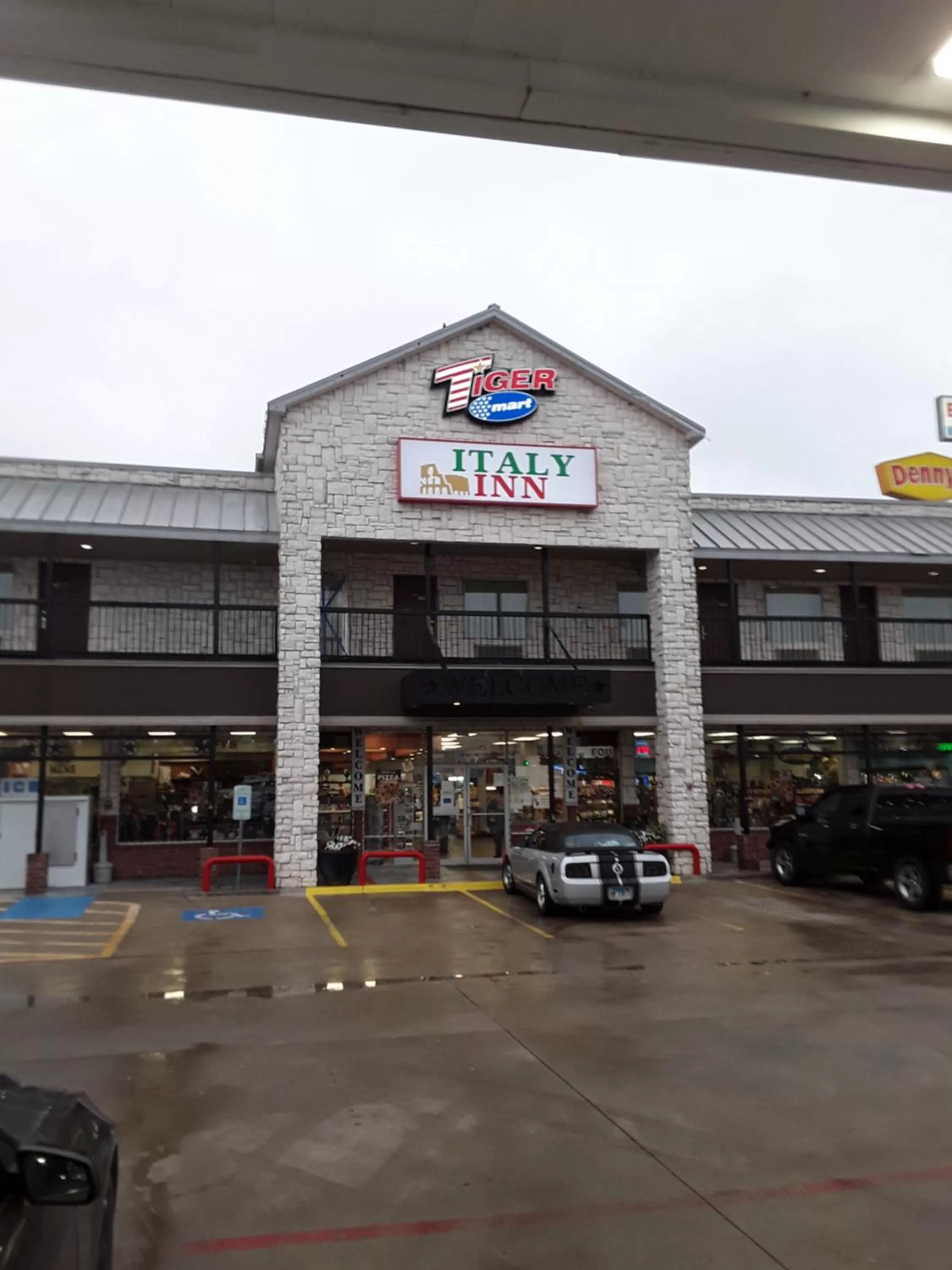 Facade/entrance, Property Building in Italy Inn