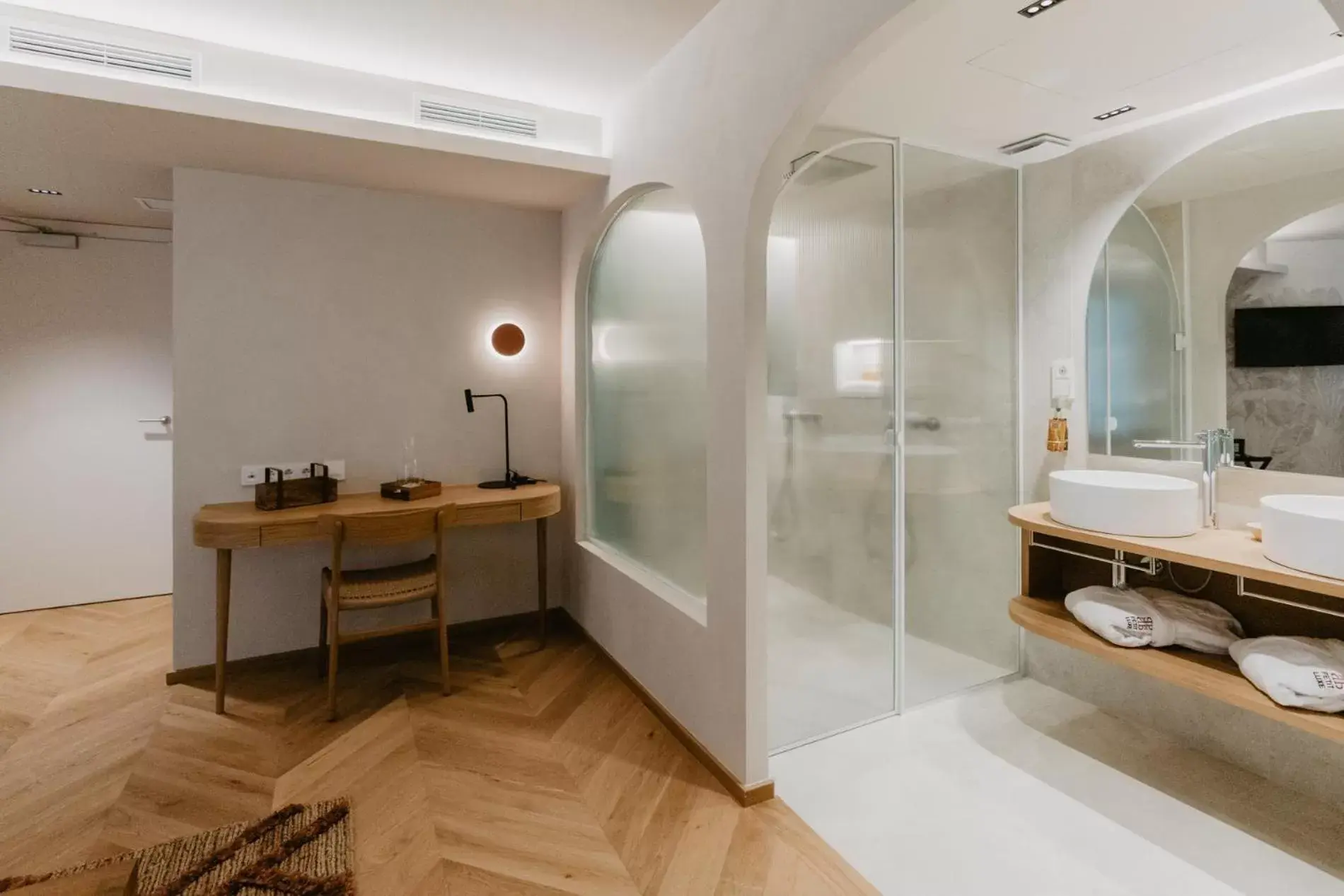 Shower, Bathroom in Hotel Boutique Petit Luxe