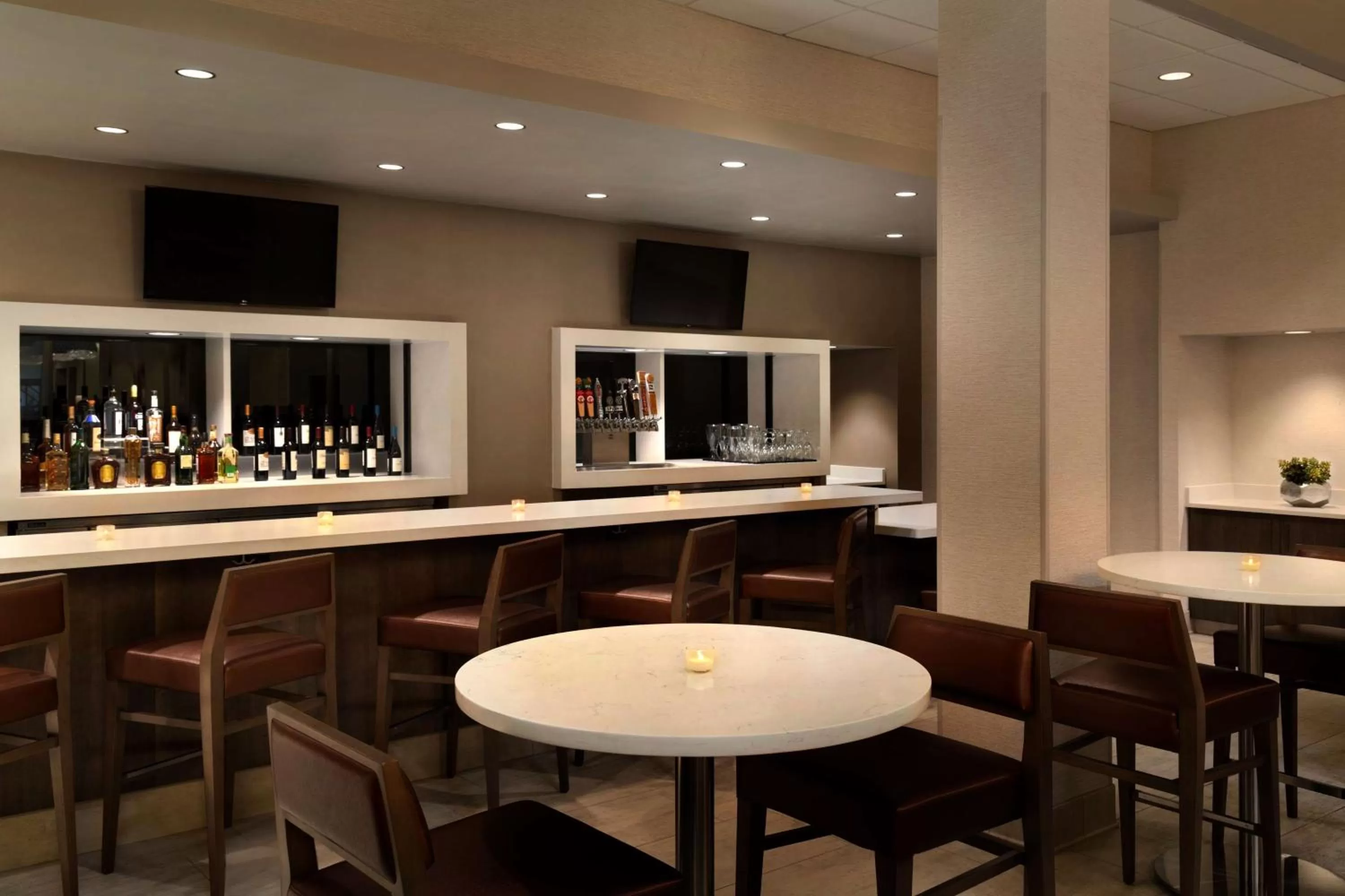 Lounge or bar in Hilton Fort Collins