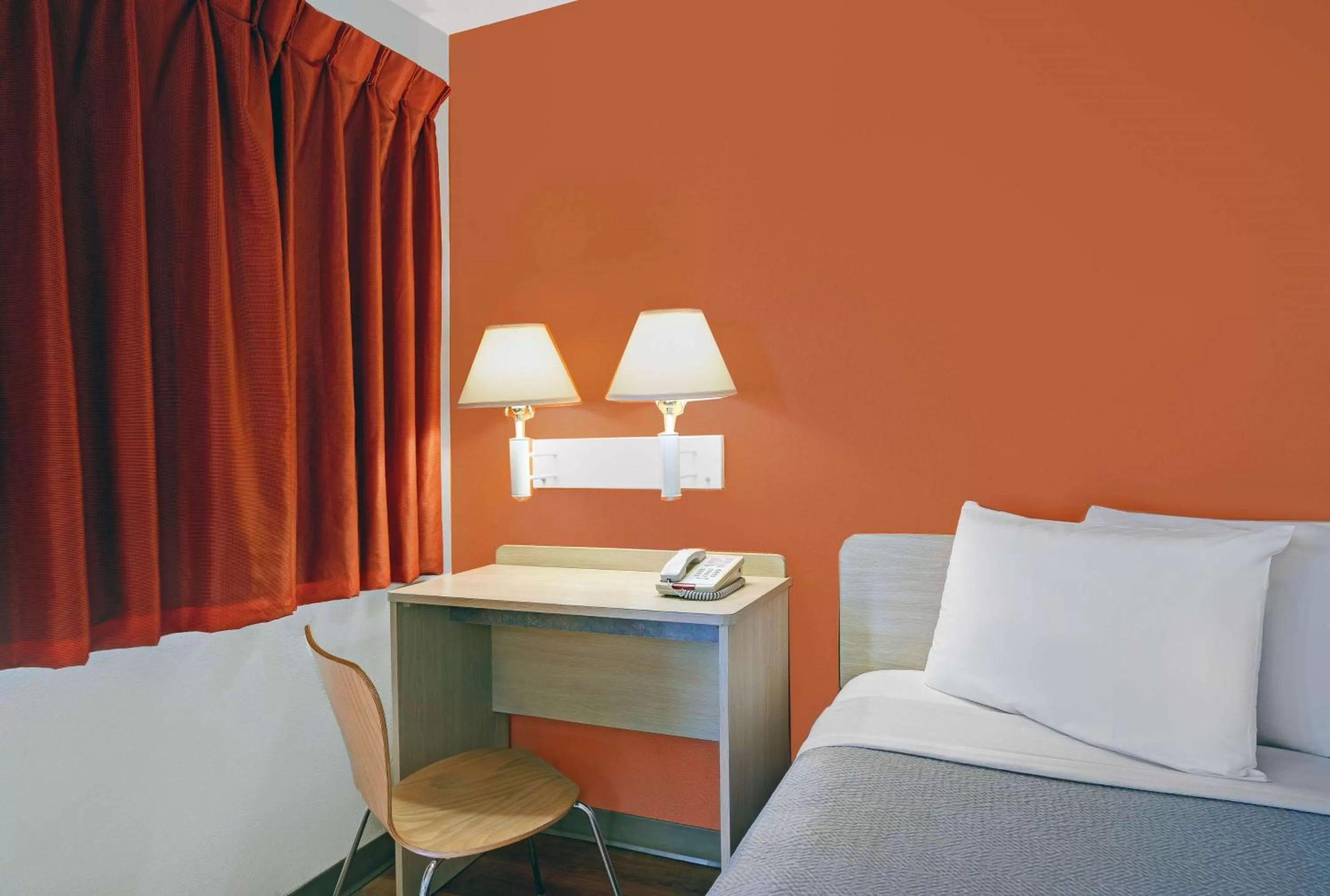 Bedroom, Bed in Motel 6-Troutdale, OR - Portland East