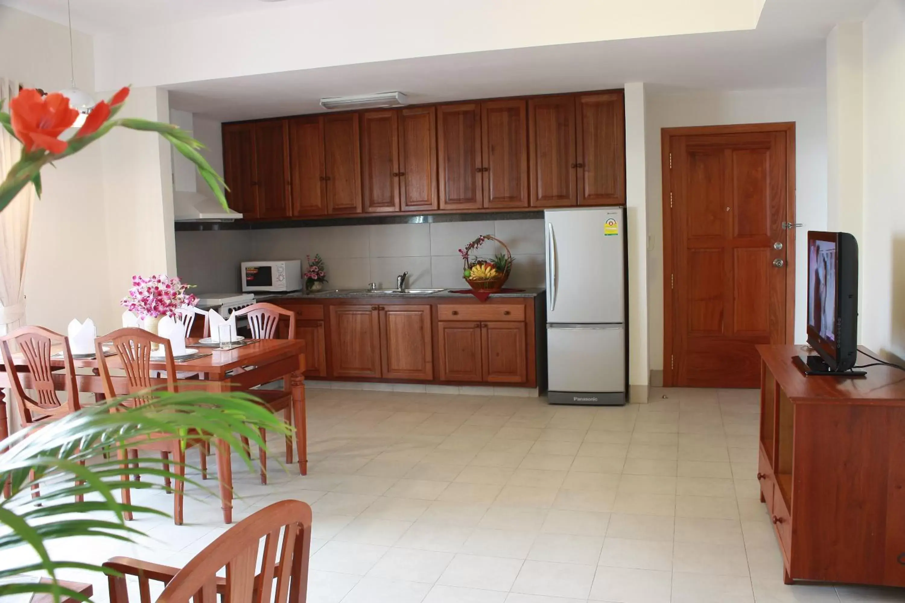 Living room, Kitchen/Kitchenette in Lux Riverside Hotel & Apartment