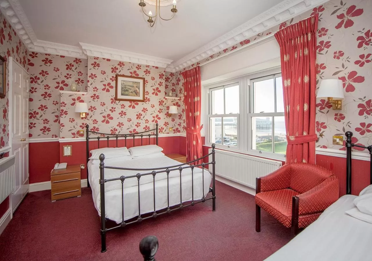 Photo of the whole room, Bed in The Royal Hotel