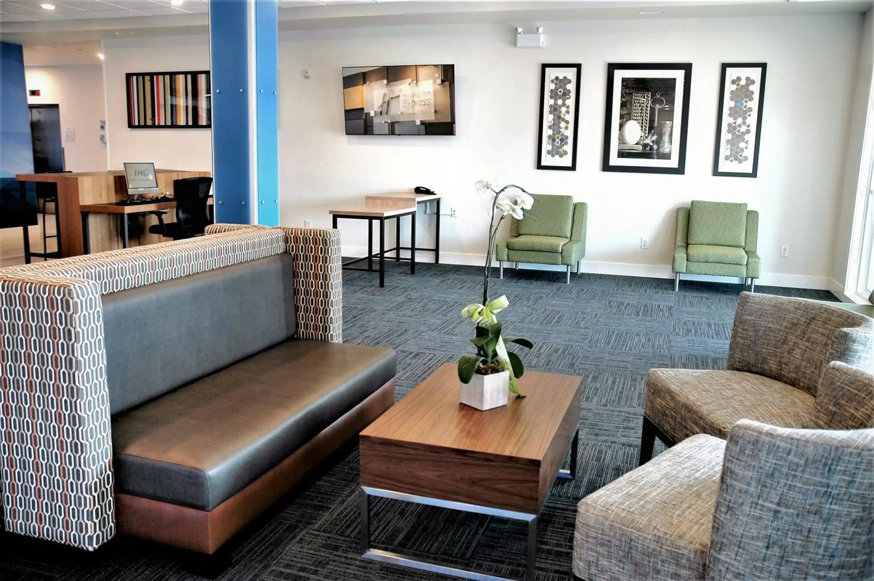 Seating Area in Holiday Inn Express & Suites - Edmonton SW – Windermere, an IHG Hotel