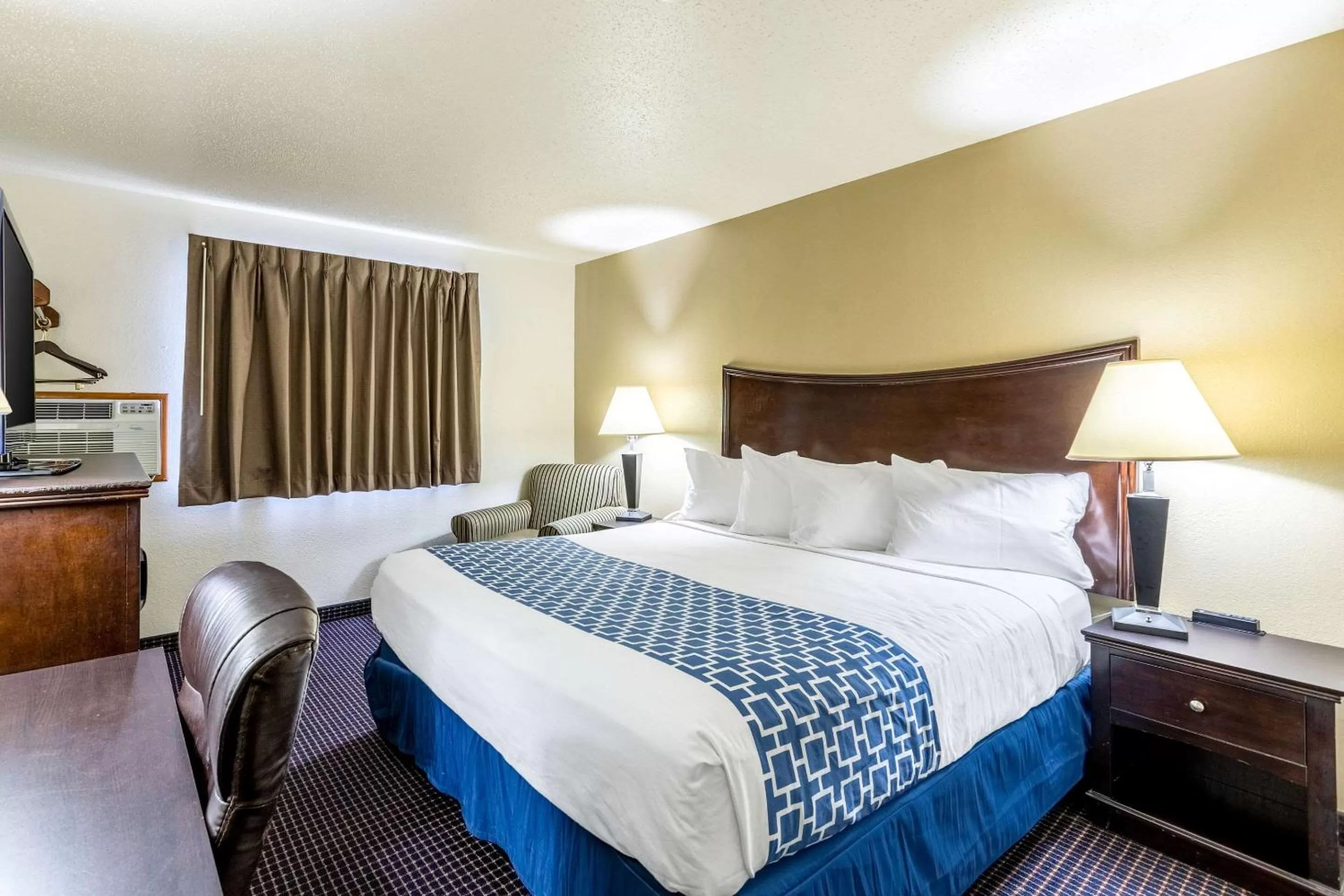 Econo Lodge Inn & Suites Auburn