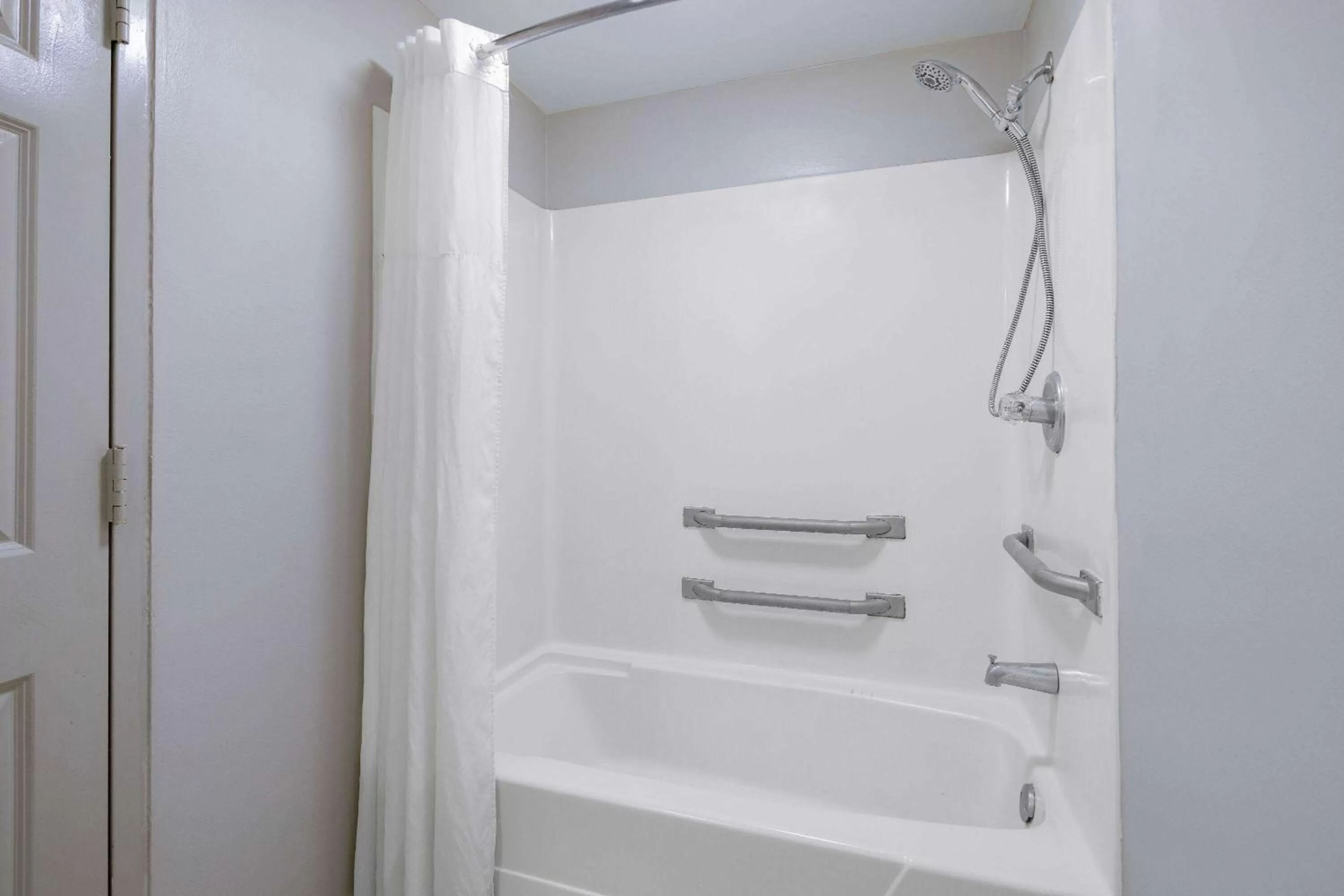 Bathroom in Days Inn & Suites by Wyndham Savannah Midtown