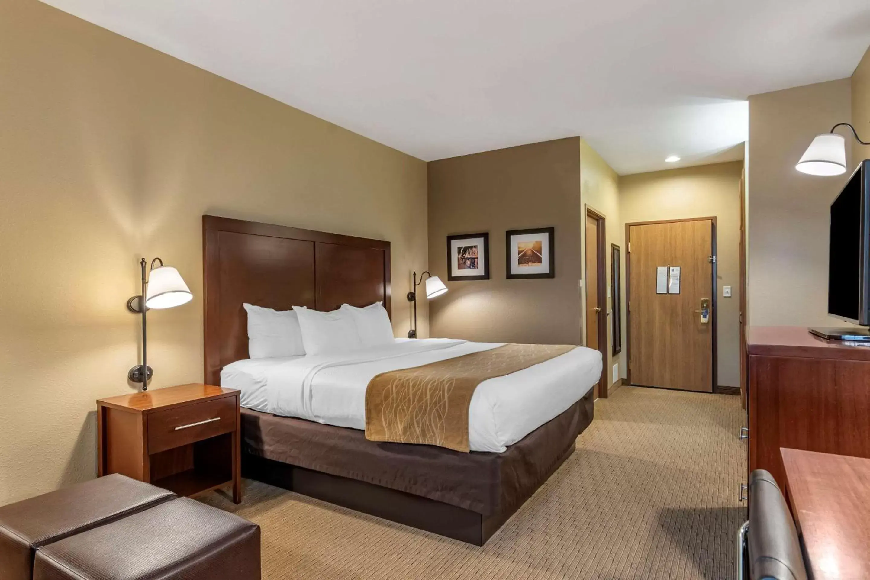 Photo of the whole room, Bed in Comfort Inn Warrensburg Station