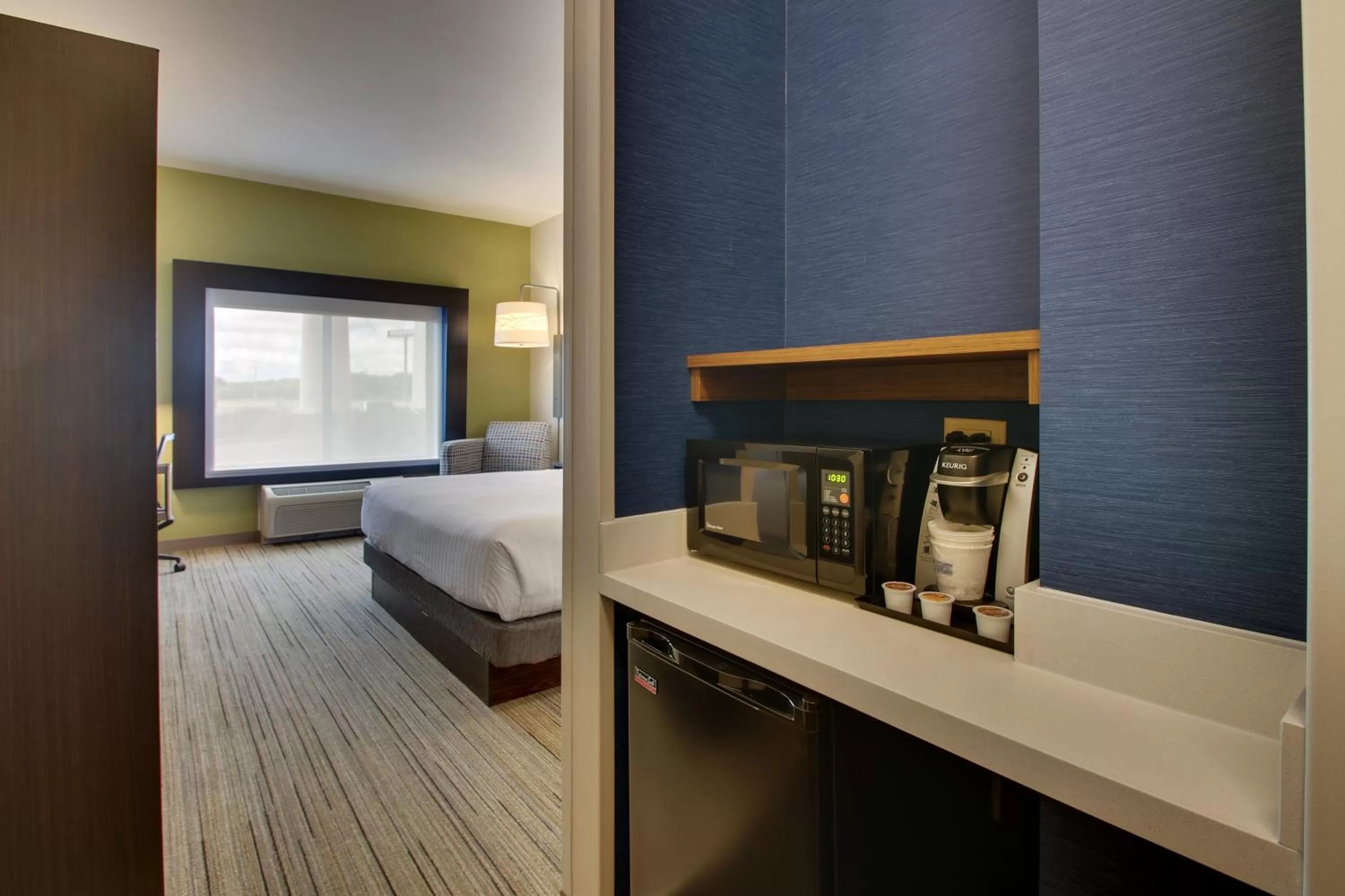 Photo of the whole room, Bed in Holiday Inn Express Hotel & Suites Morris by IHG