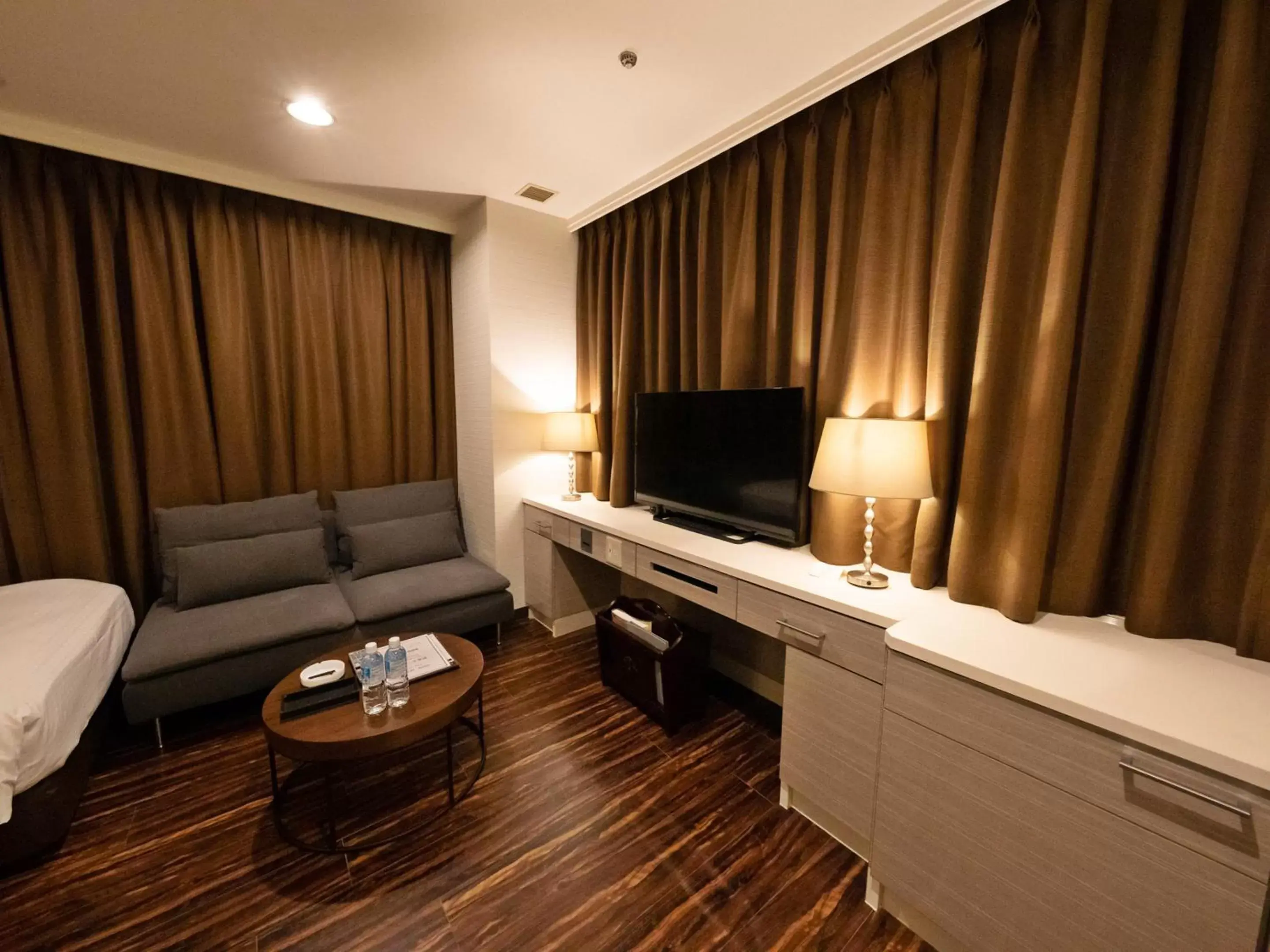 Bed, TV/Entertainment Center in ORDA HOTEL