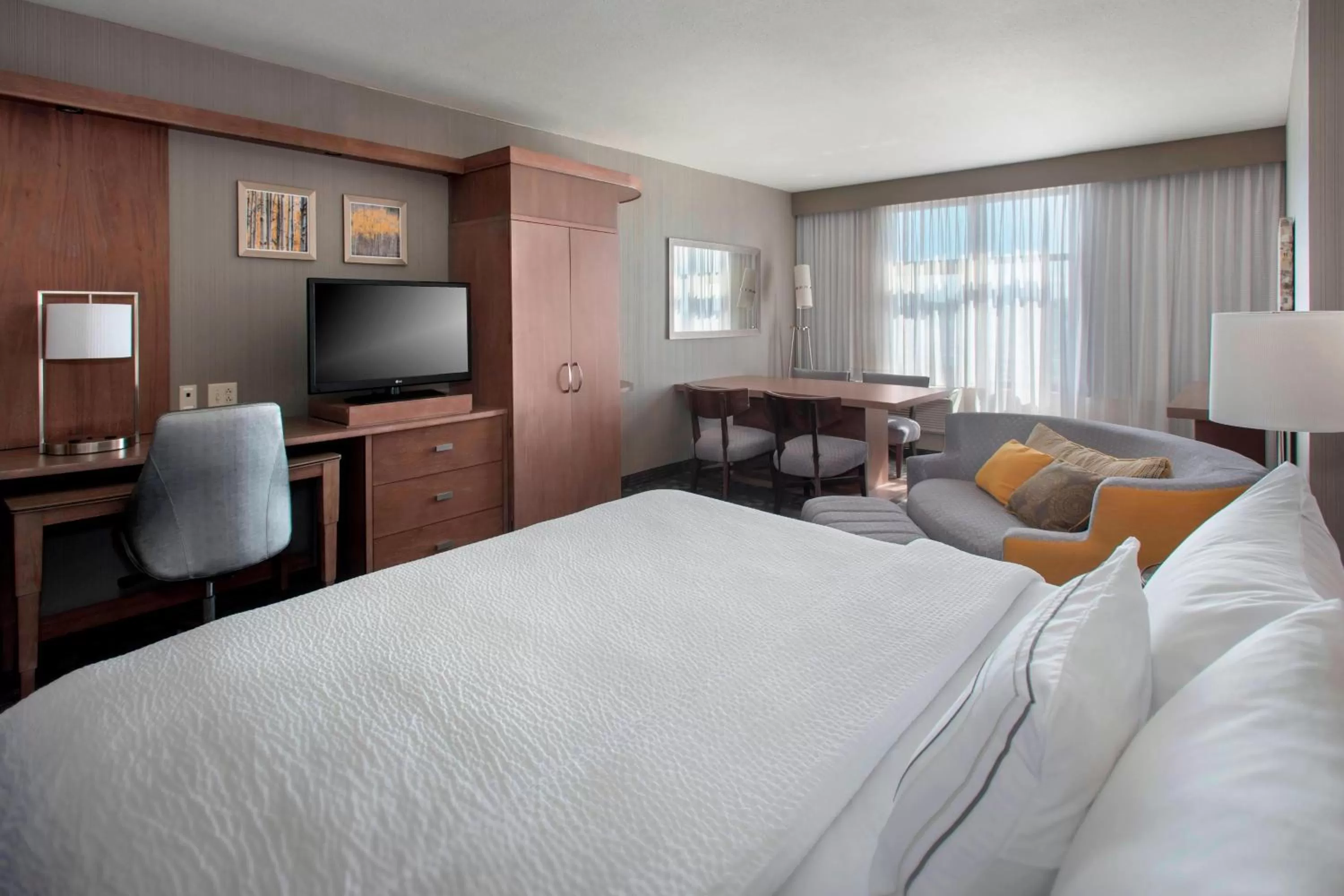Photo of the whole room, Bed in Courtyard by Marriott Philadelphia Lansdale