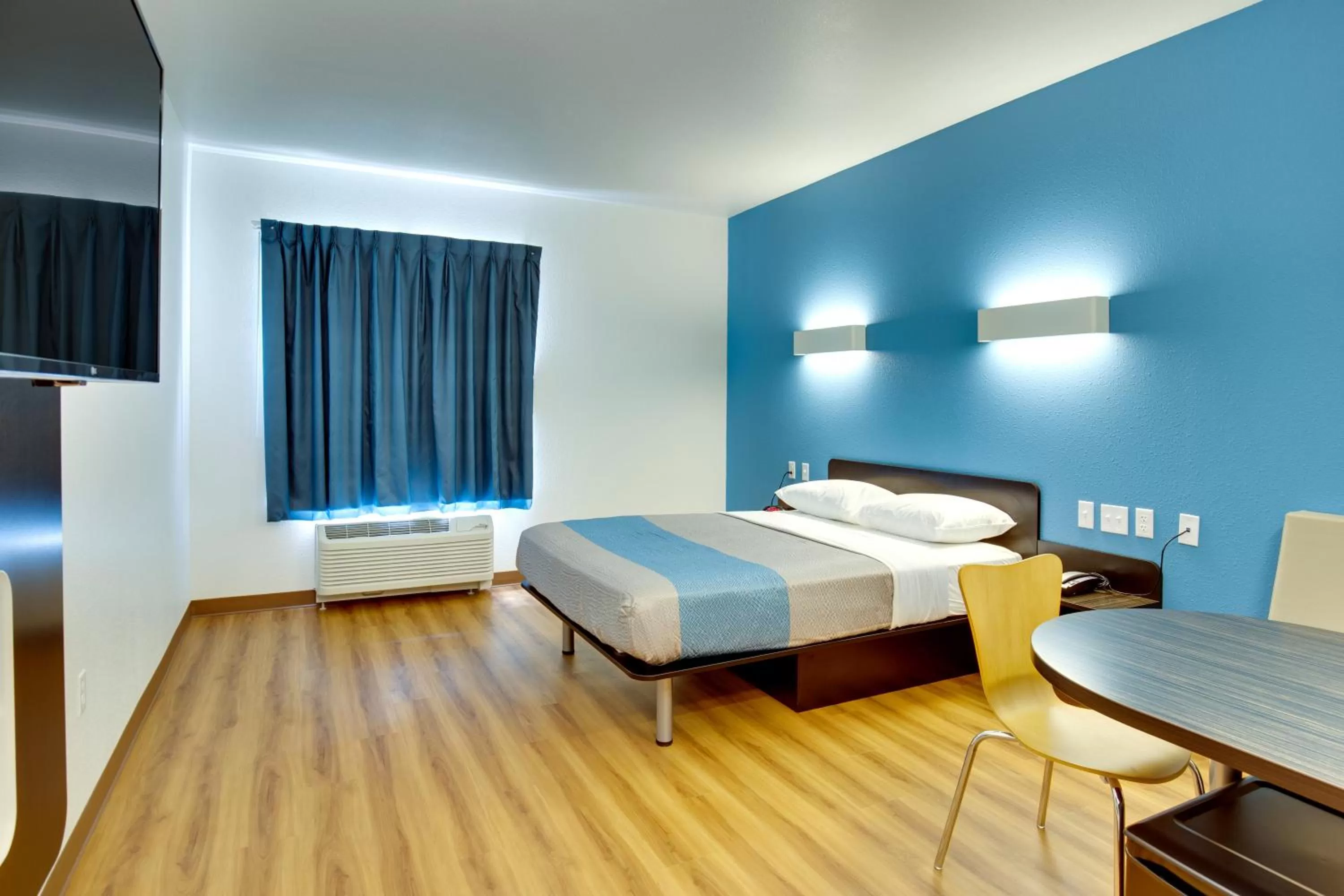 Bedroom, Bed in Motel 6 Poplar Bluff, MO