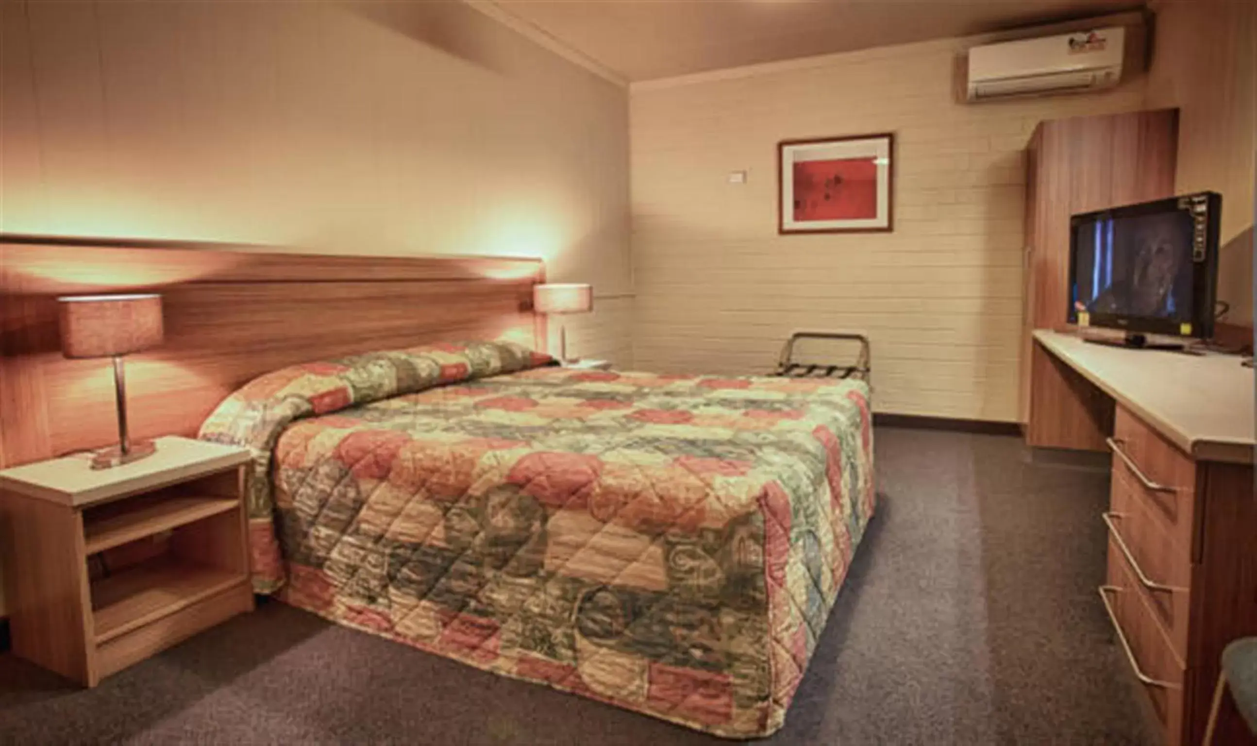 Shower, Bed in Opal Inn Hotel, Motel, Caravan Park