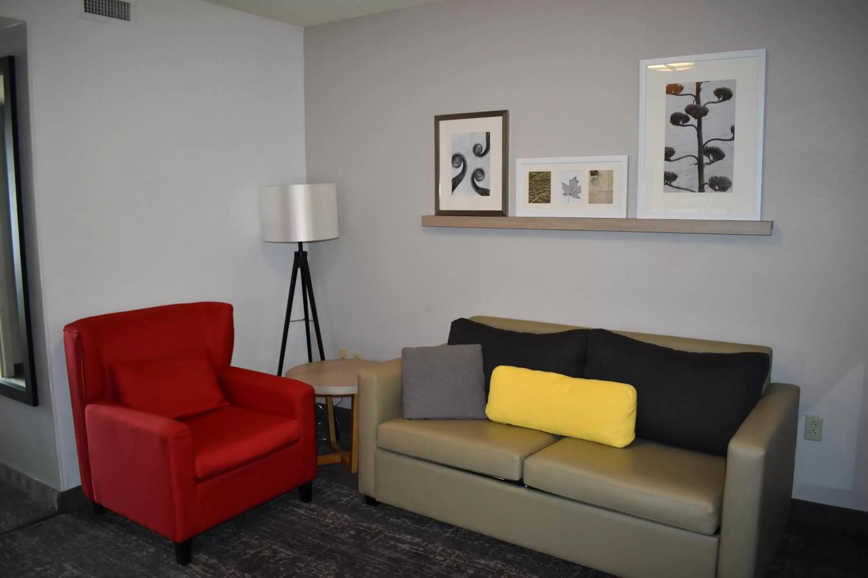 Living room, Seating Area in Country Inn & Suites by Radisson, Hagerstown, MD