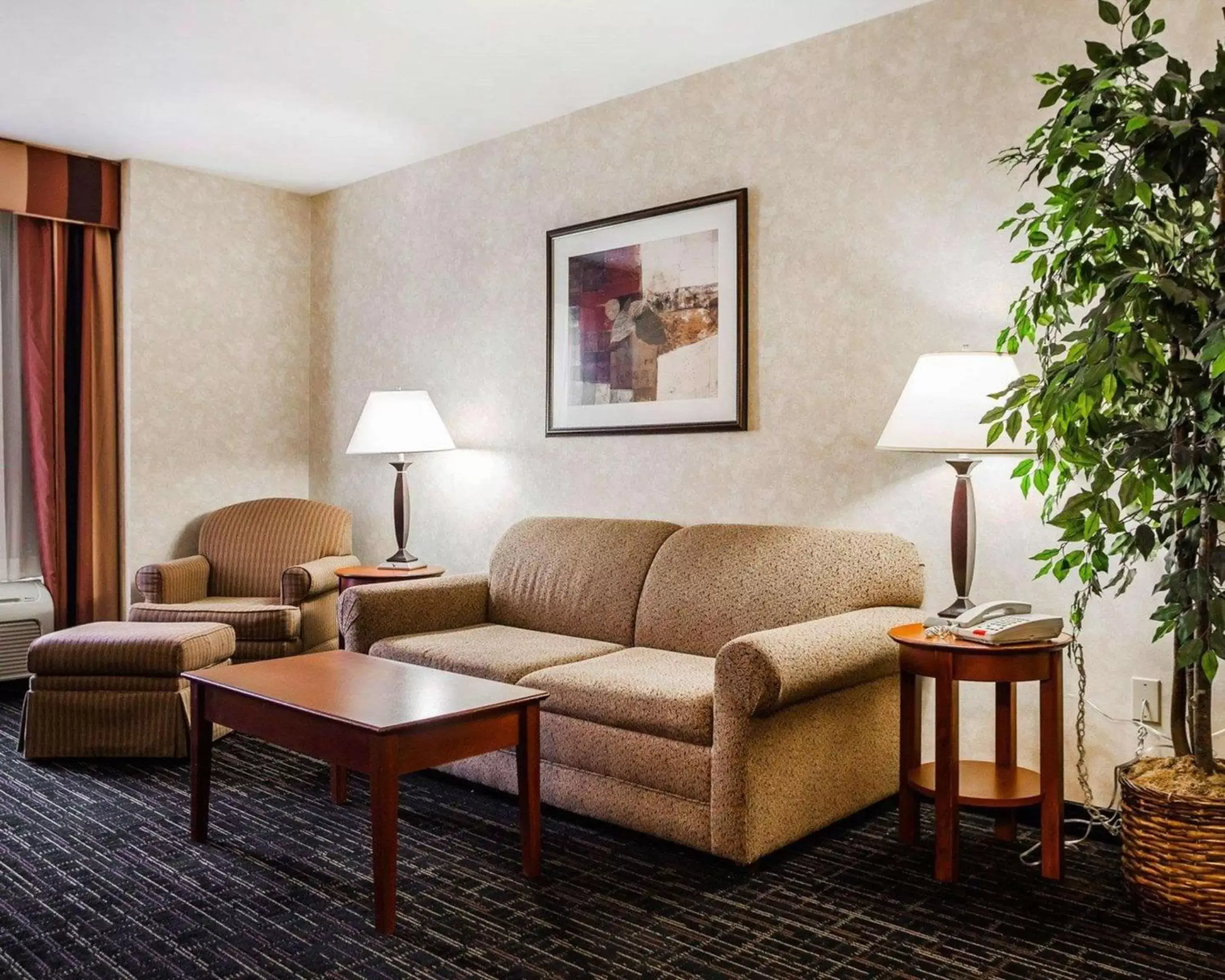 Photo of the whole room, Seating Area in Comfort Suites - Independence