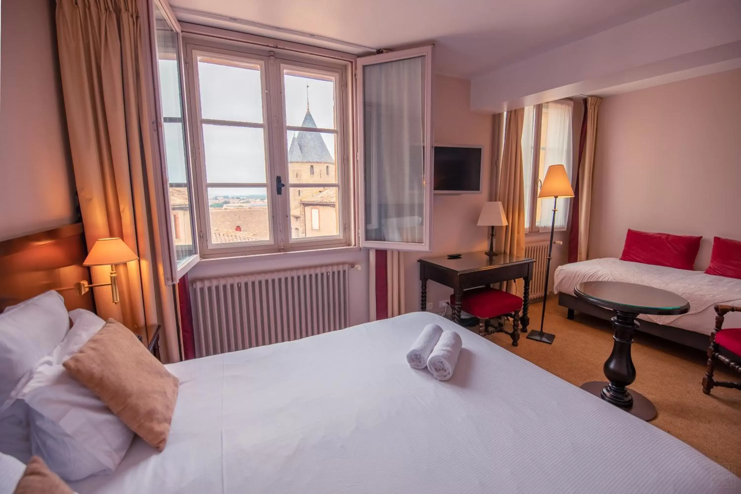 Bedroom, Bed in Hôtel Le Donjon - Cœur de La Cité Médiévale